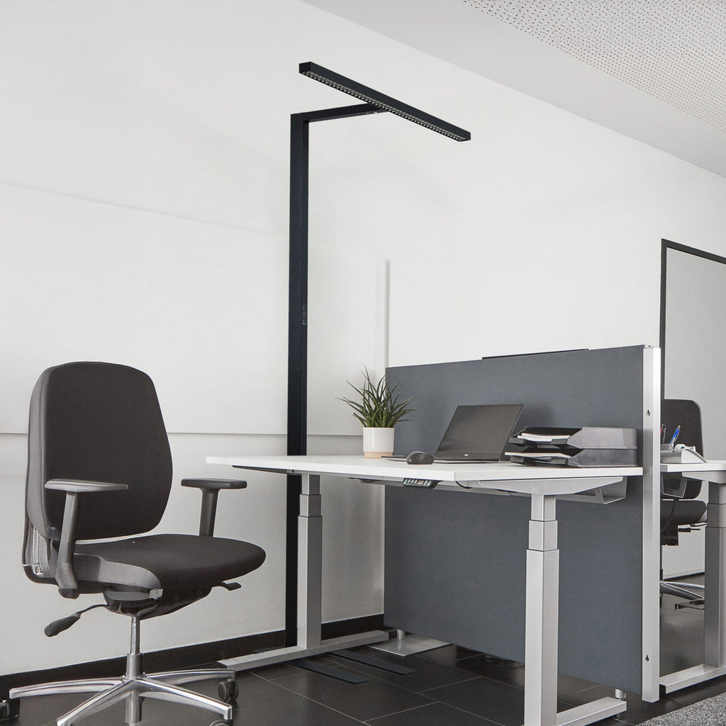 LED kontorgulvlampe Jolinda T-form svart dimbar med bevegelsessensor forfra