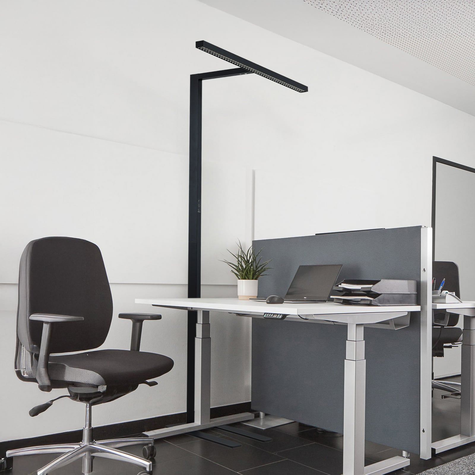 LED kontorgulvlampe Jolinda T-form svart dimbar med bevegelsessensor forfra