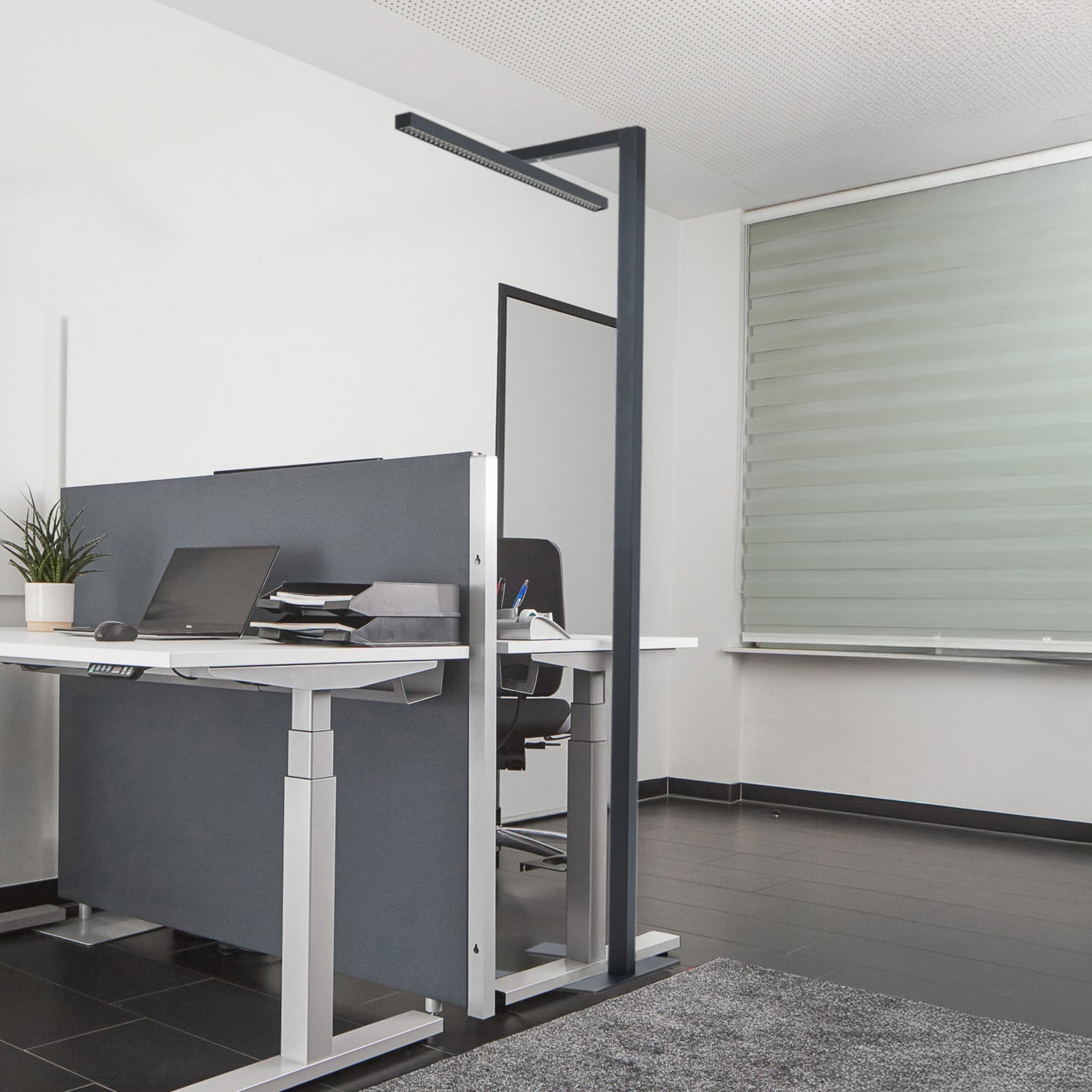 LED kontorgulvlampe Jolinda T-form svart dimbar med bevegelsessensor detalj av touchdimmer