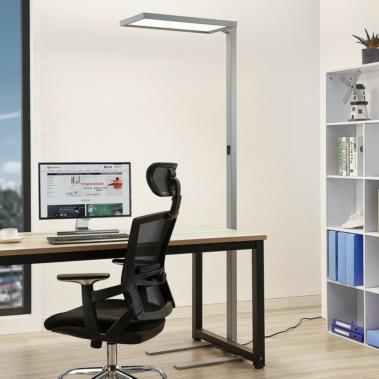 LED kontorgulvlampe Nelus sølv forfra