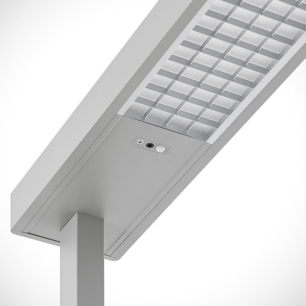 LED kontorgulvlampe Susi dimbar CCT sølv 150W sensor nærbilde av touchdimmer