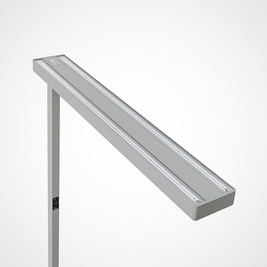LED kontorgulvlampe Susi dimbar sølv 150W med sensor montert i kontor