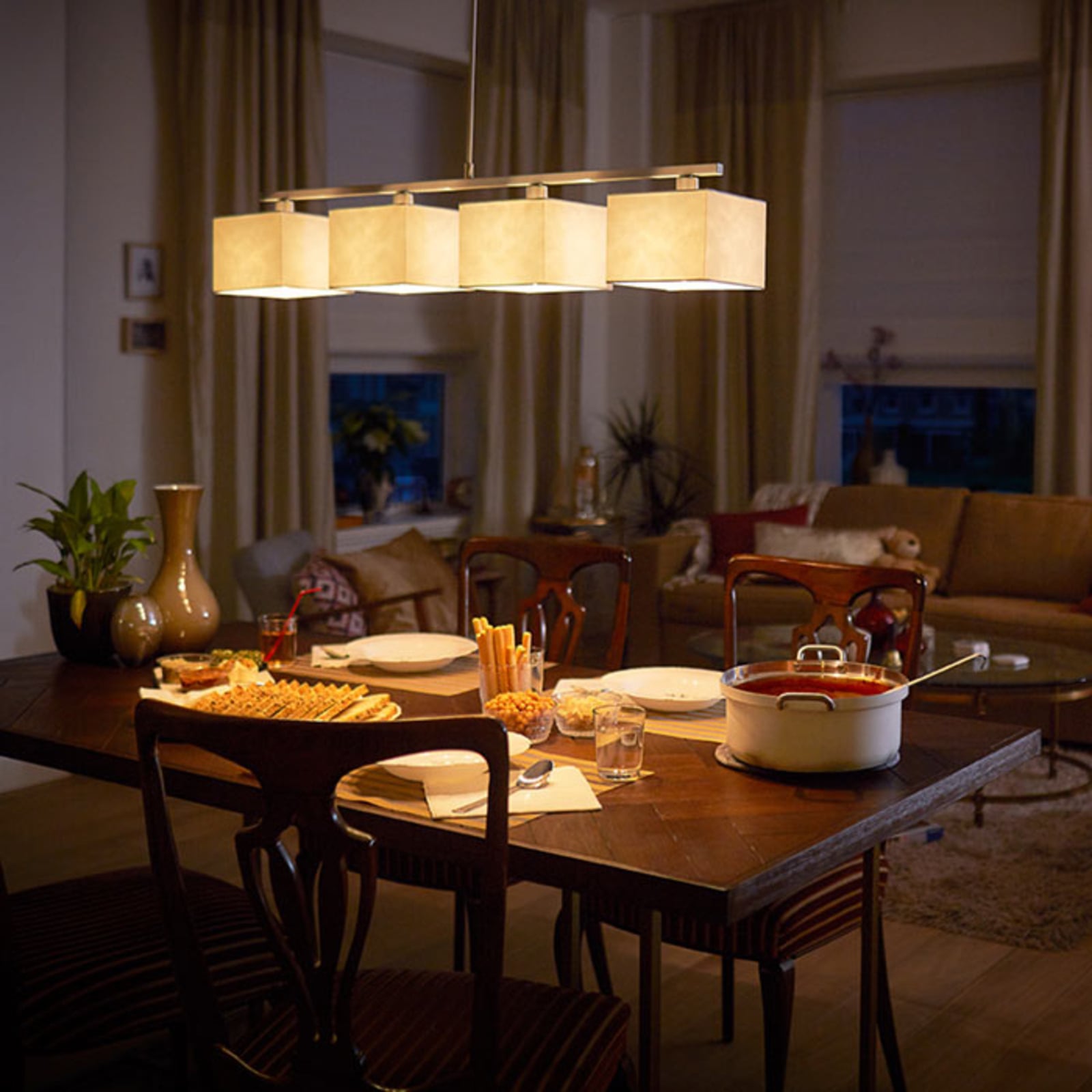 LED kronelysform E14 2,2W 2700K matt 250lm Philips bakside