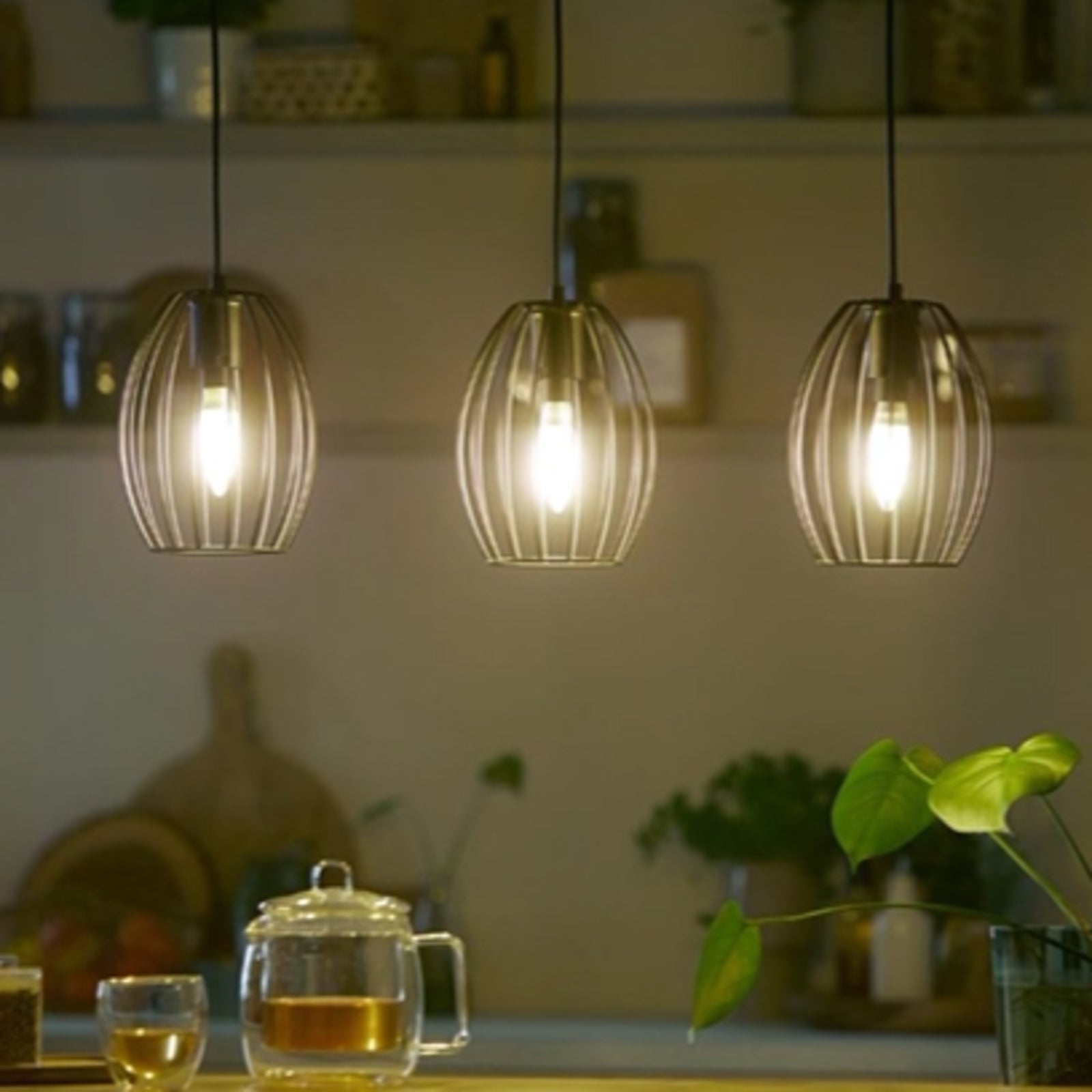 LED kronelysform E14 4,9W 2700K matt 470lm 6-pakning Philips sideprofil