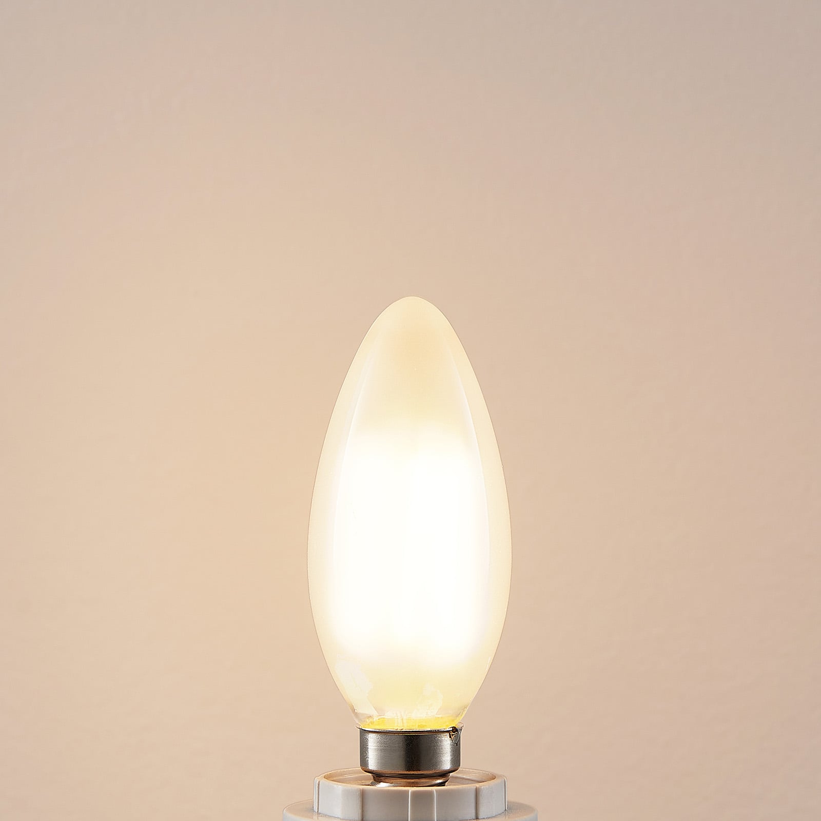 Nærbilde av LED kronelysform E14 4W matt 2700K dimbar 470lm Arcchio
