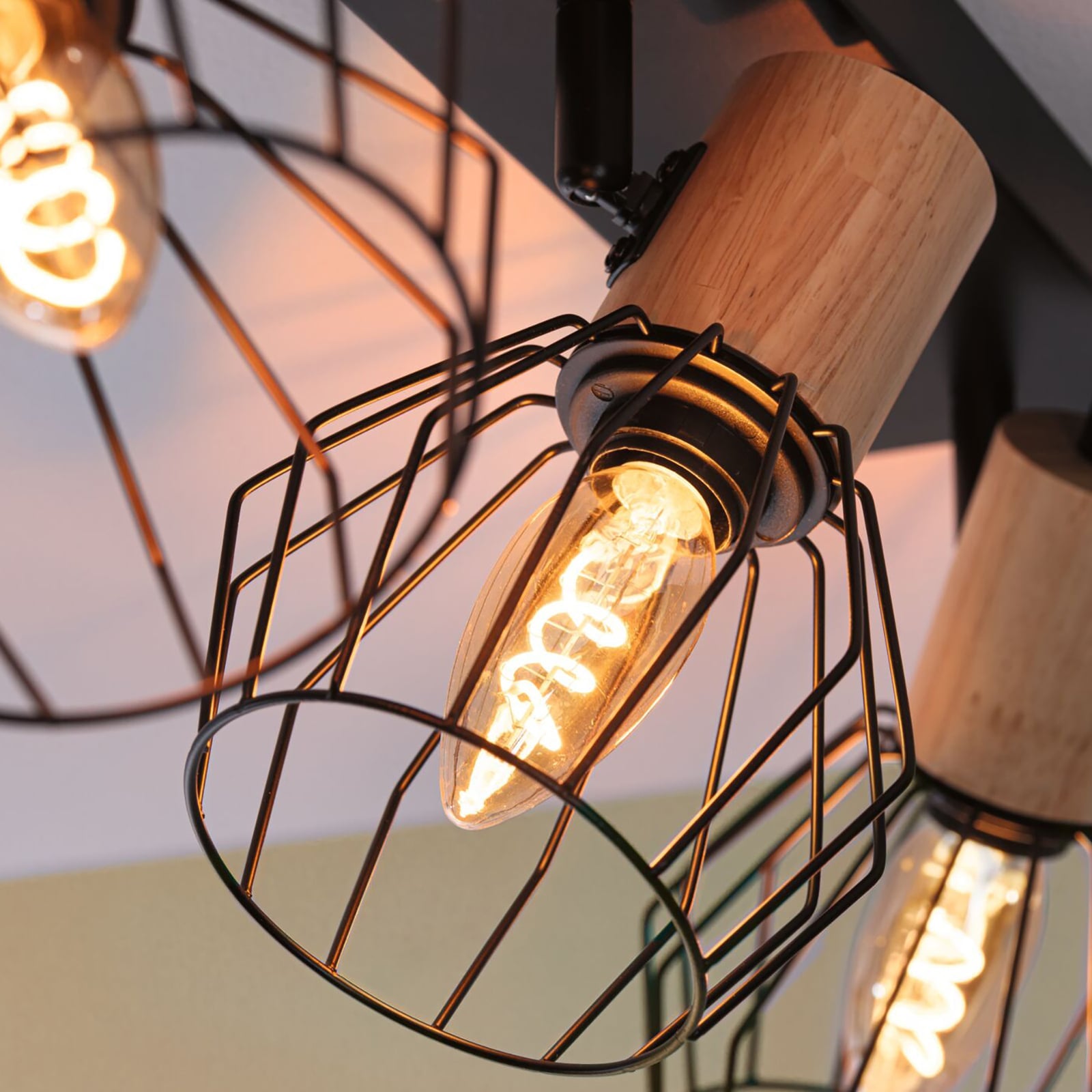 Nærbilde av LED kronelysformet pære E14 4W 1800K dimbar gull vintage - Paulmann