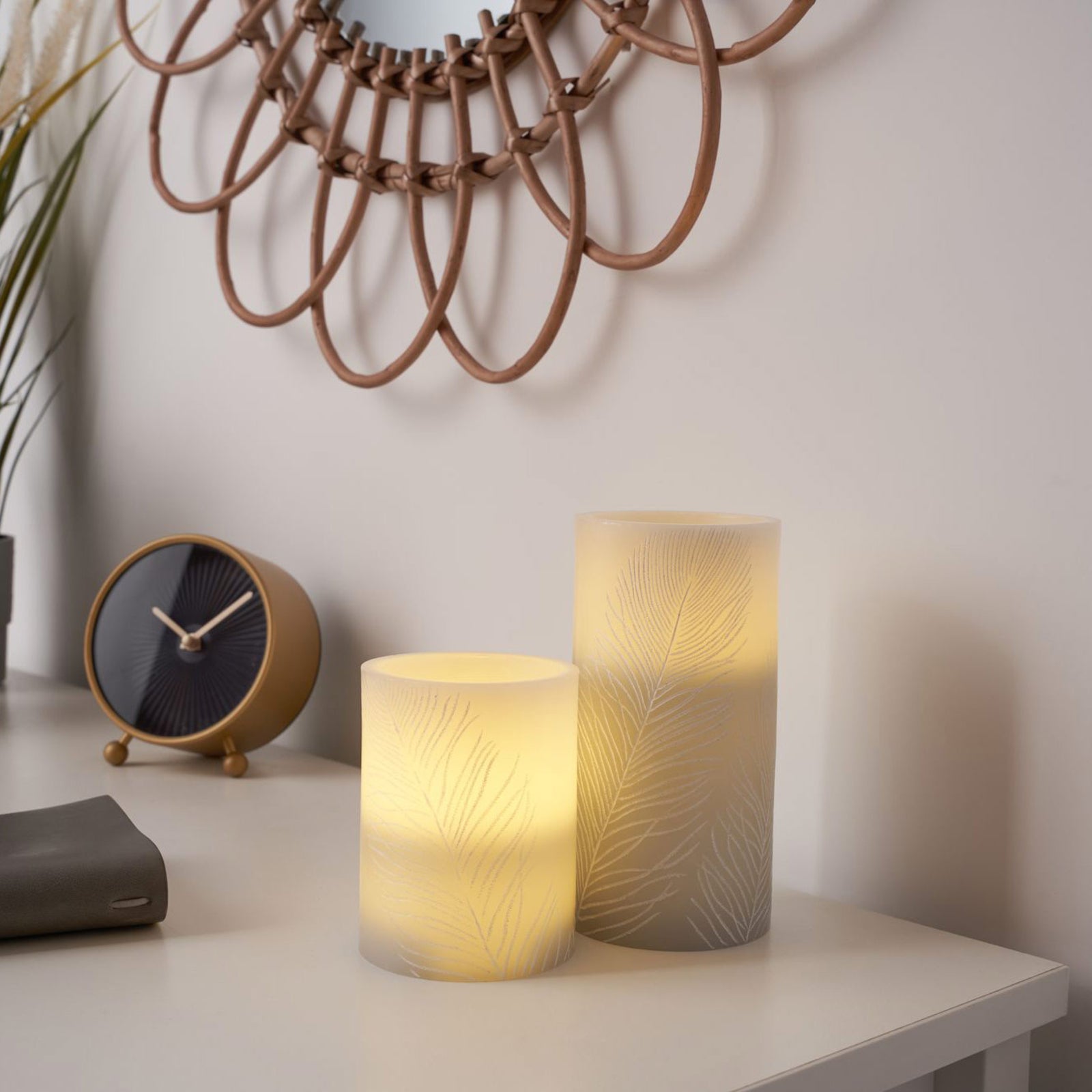 LED-kubbelys Cosy Feather Candle detalj av flamme