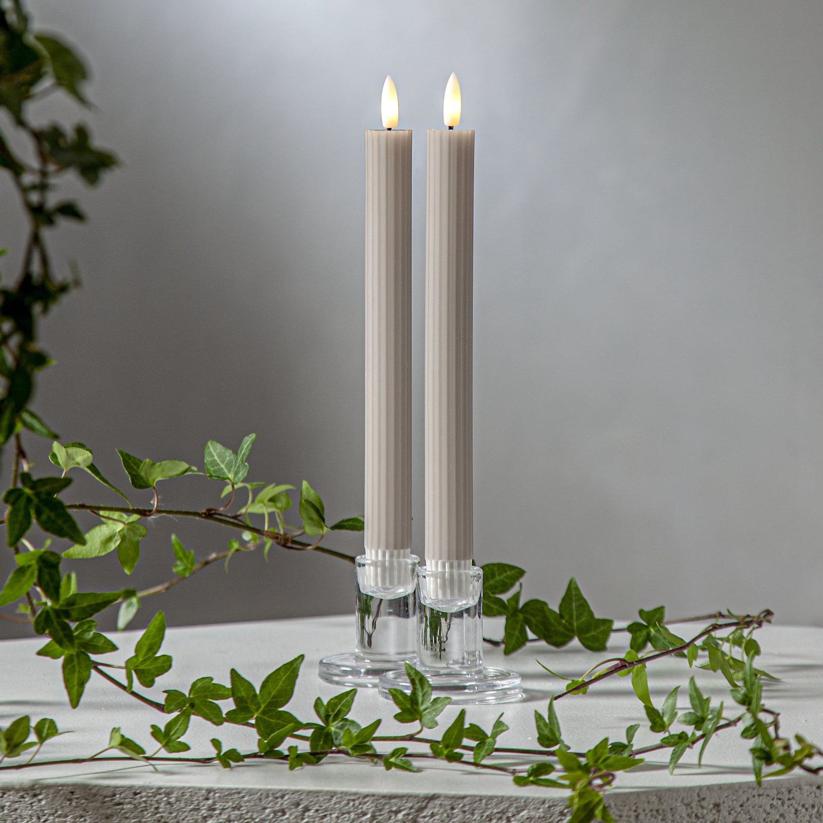 LED-kubbelys Flamme Stripe beige ekte voks 25 cm forfra