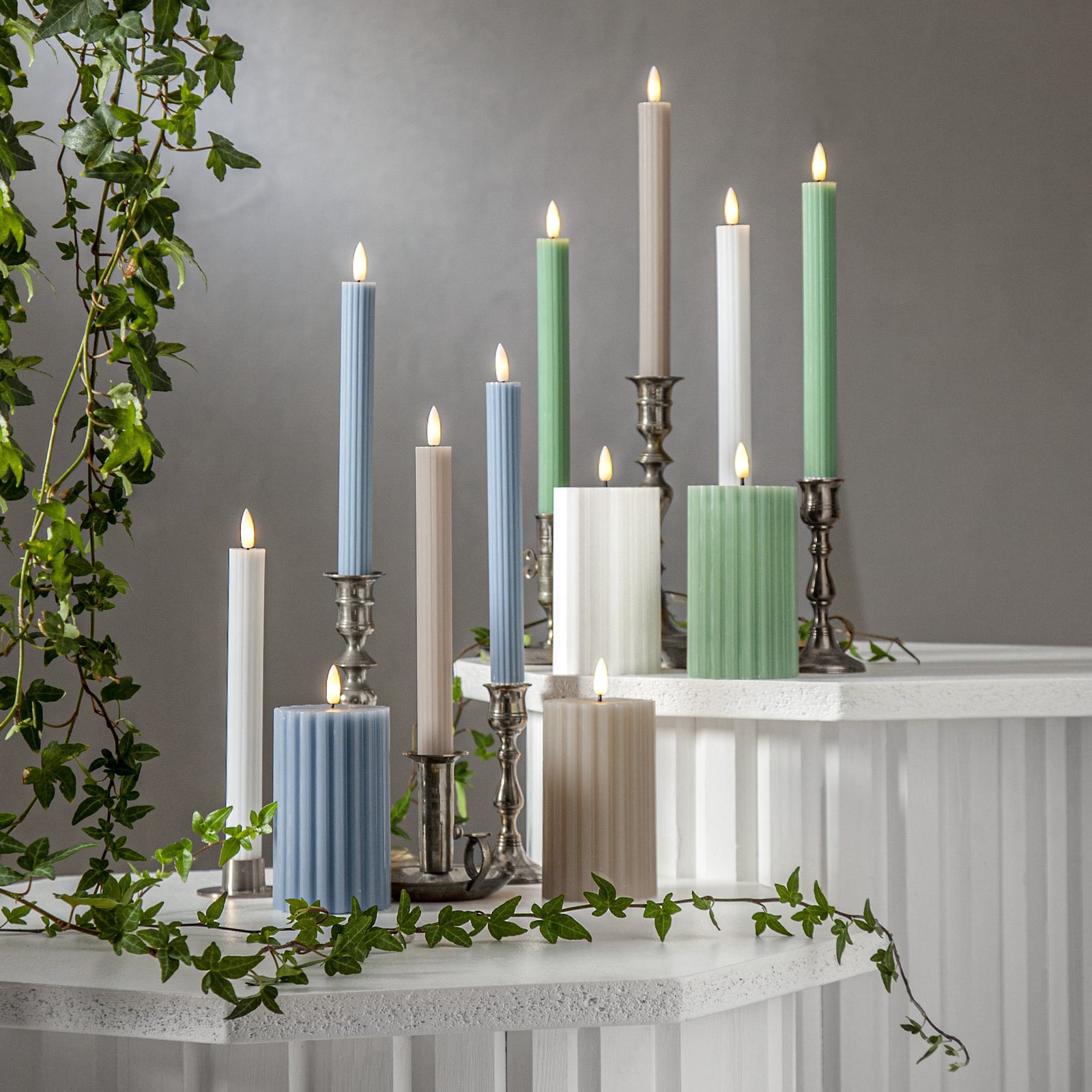 Nærbilde av LED-kubbelys Flamme Stripe beige ekte voks 25 cm LED-lys