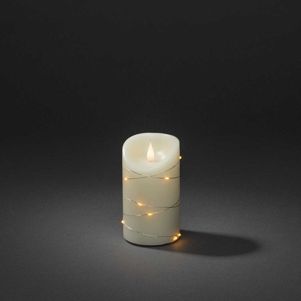 Detaljbilde av LED-kubbelys ekte voks krem ravfarget lys Ø7,5 cm fra Konstsmide Christmas