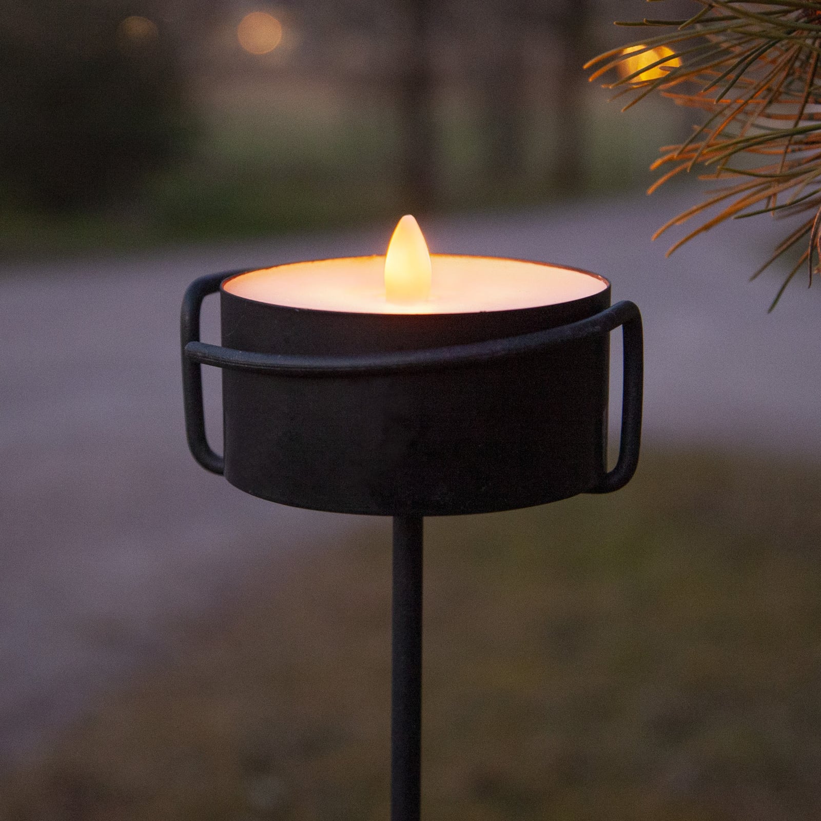 LED-kubbelys Torch Candle svart metall og voks forfra