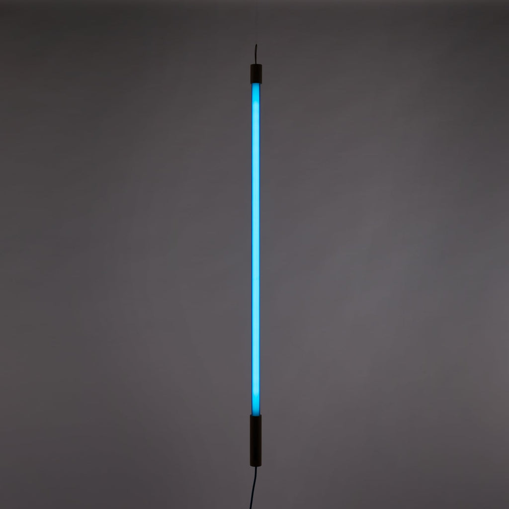 LED lampe Linea blå glass og tre forfra