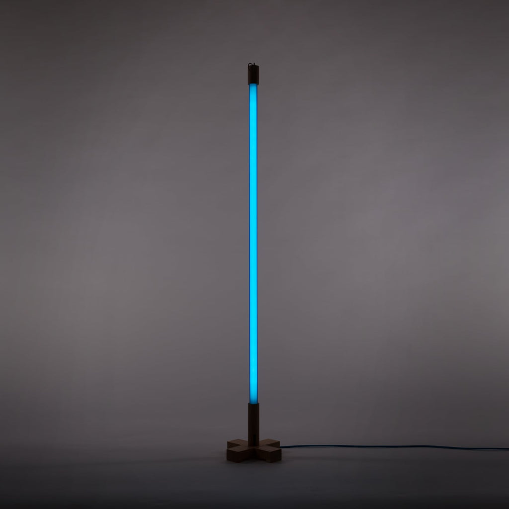 LED lampe Linea blå glass og tre montert i rom