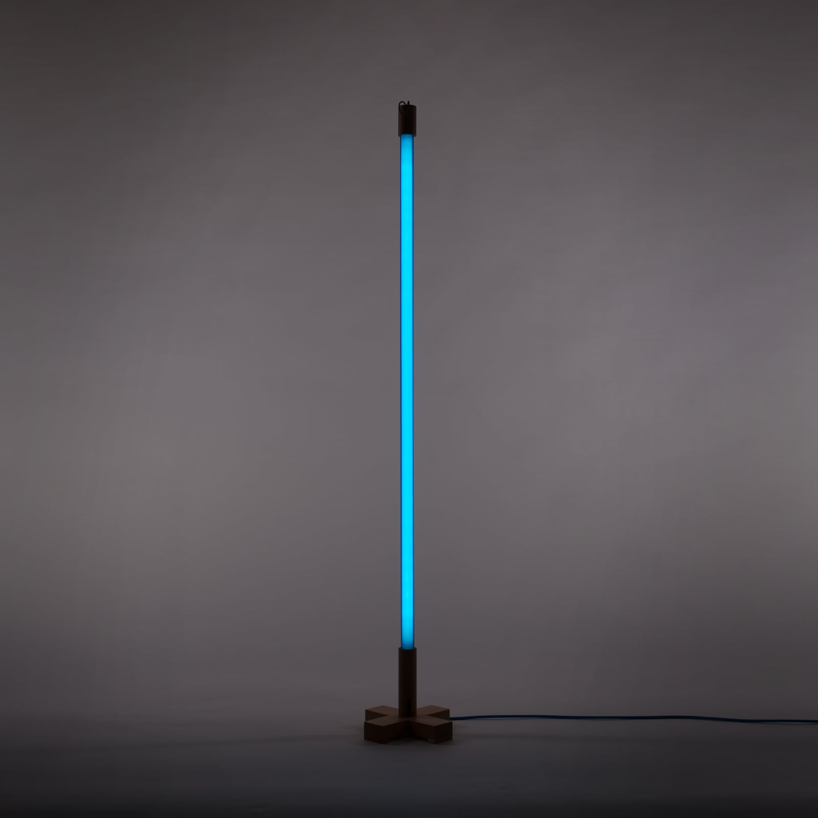 LED lampe Linea blå glass og tre montert i rom