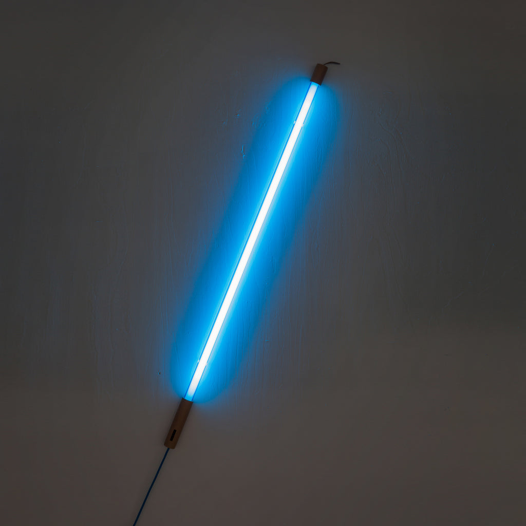 LED lampe Linea blå glass og tre nærbilde av blått glass
