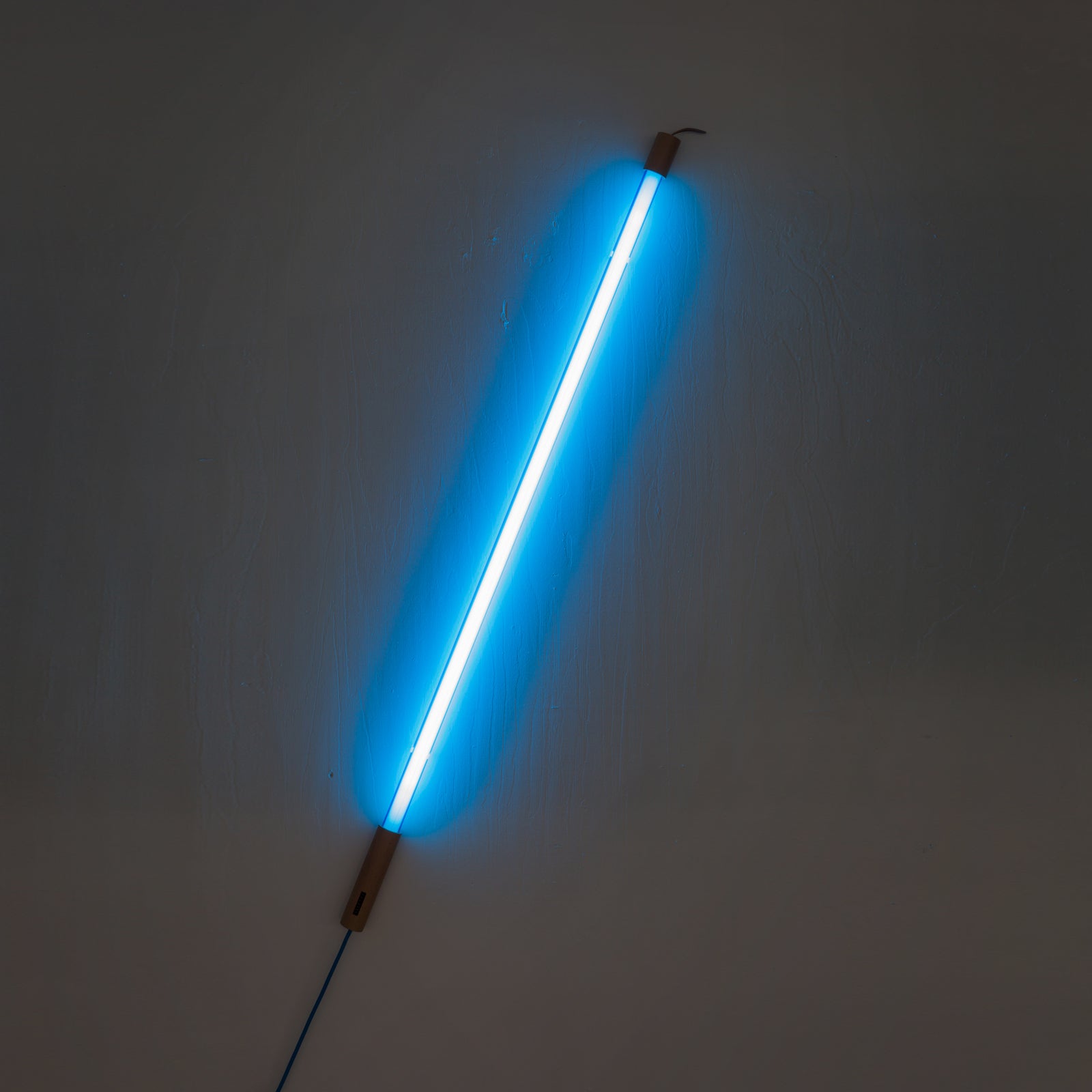 LED lampe Linea blå glass og tre nærbilde av blått glass