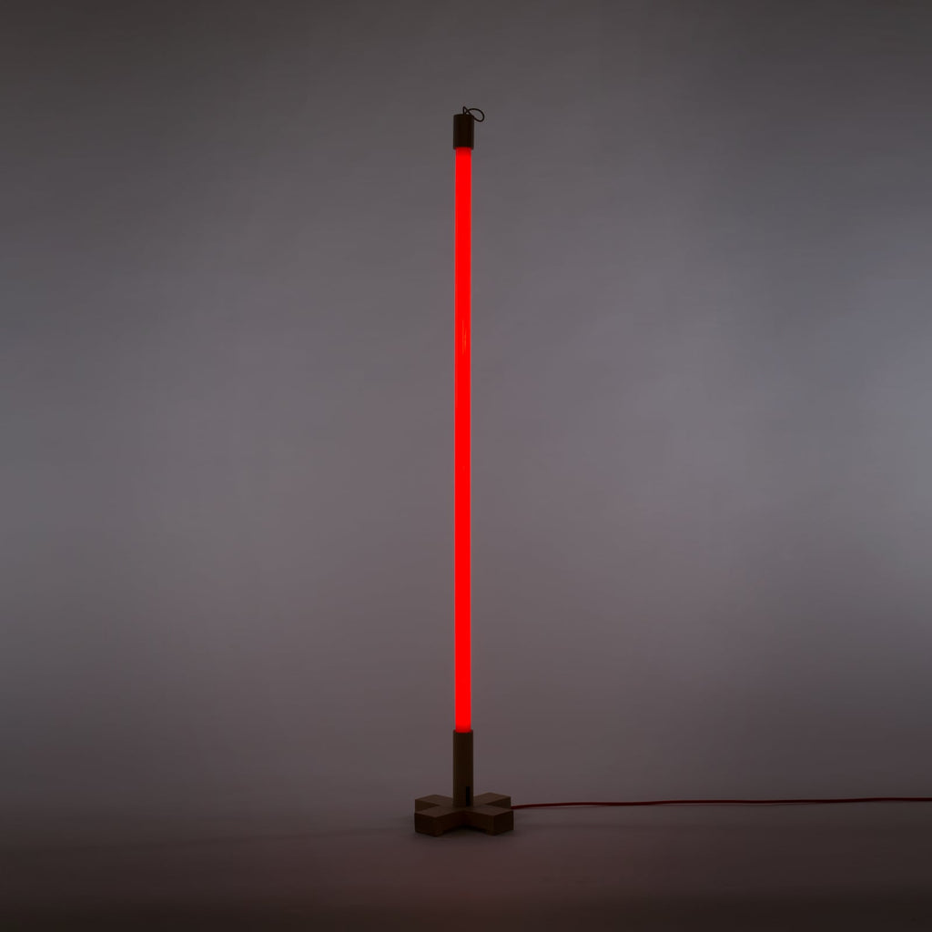 LED lampe Linea rød glass og tre 135 cm 18W detalj av tre og glass