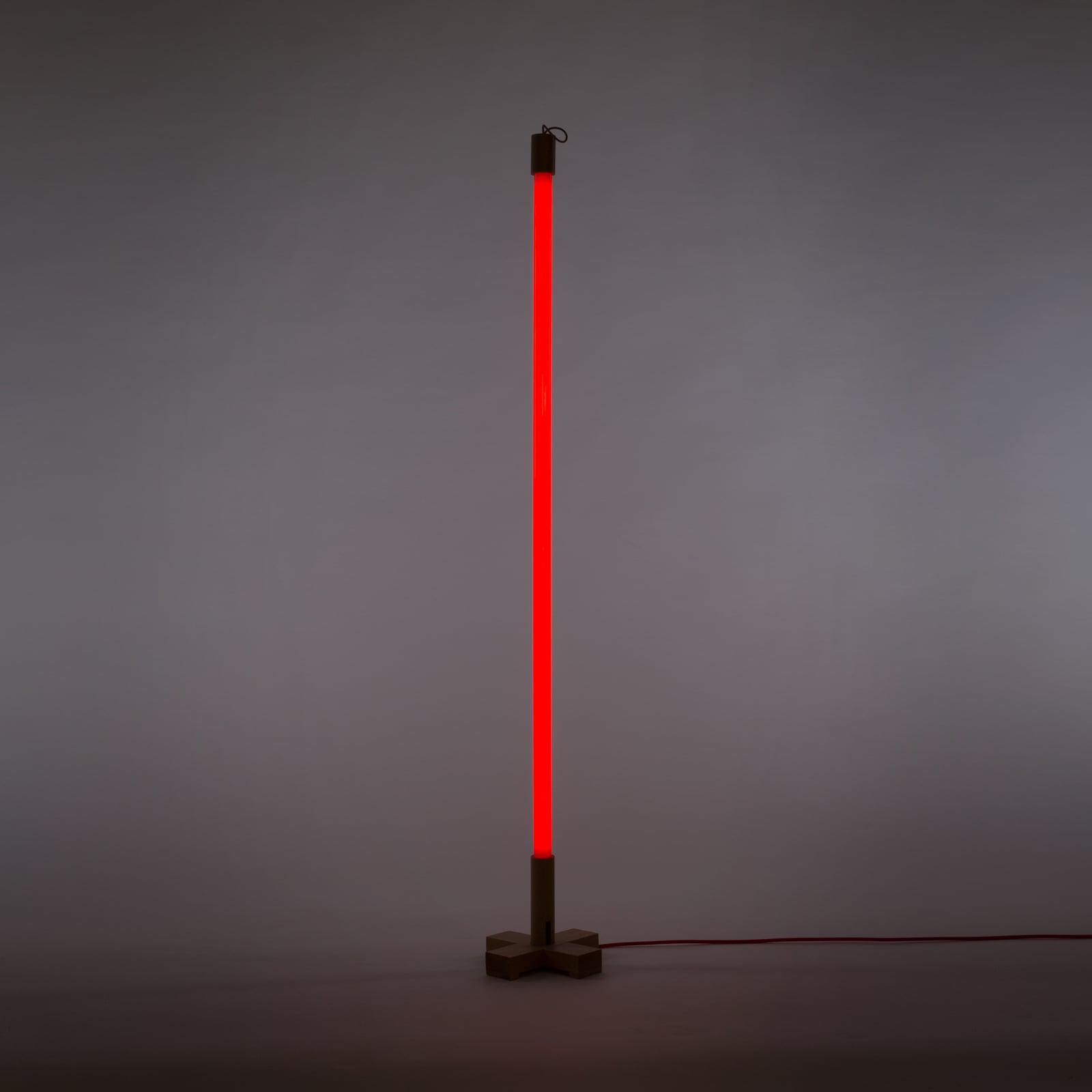LED lampe Linea rød glass og tre 135 cm 18W detalj av tre og glass