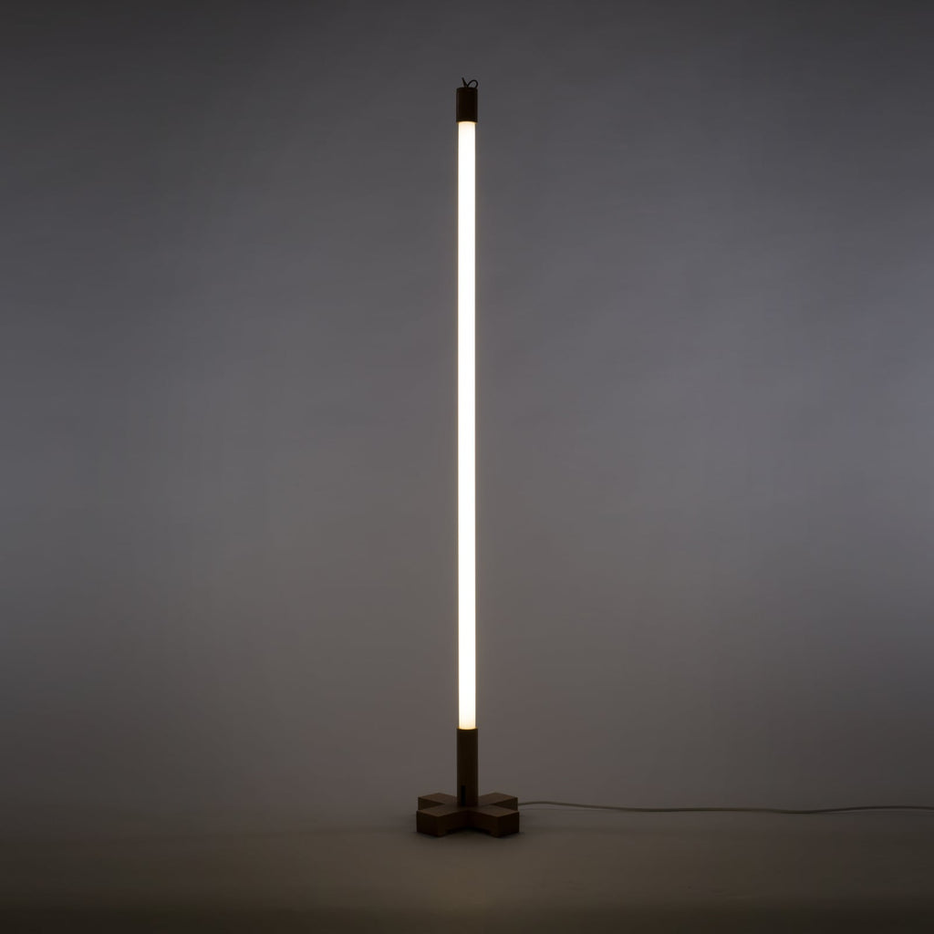 LED lampe Linea rørformet glass og tre hvit 135 cm detalj treender