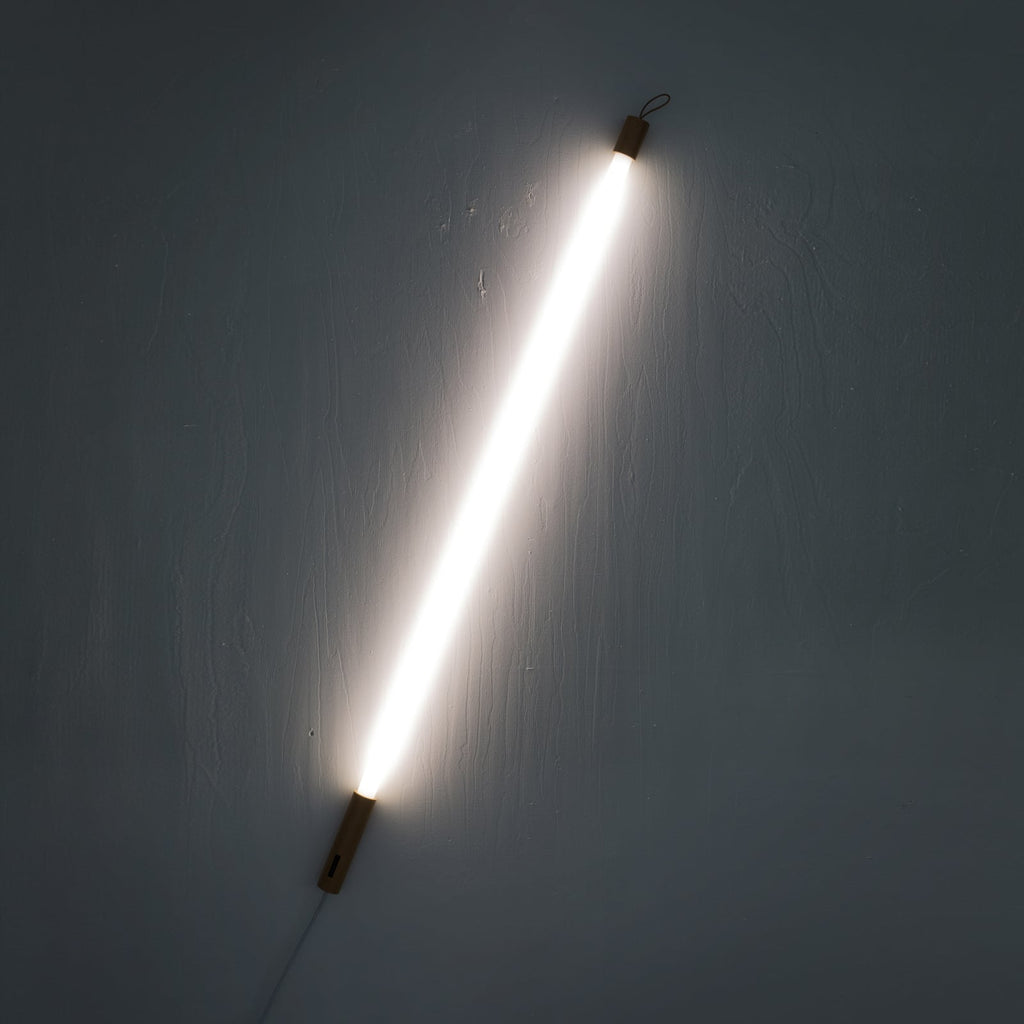 LED lampe Linea rørformet glass og tre hvit 135 cm montert på vegg