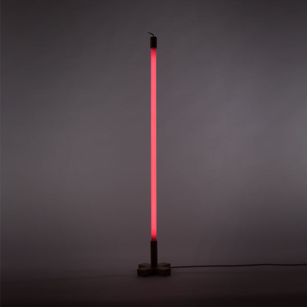 Detalj av LED lampe Linea rørformet glass/tre fuchsia 135 cm