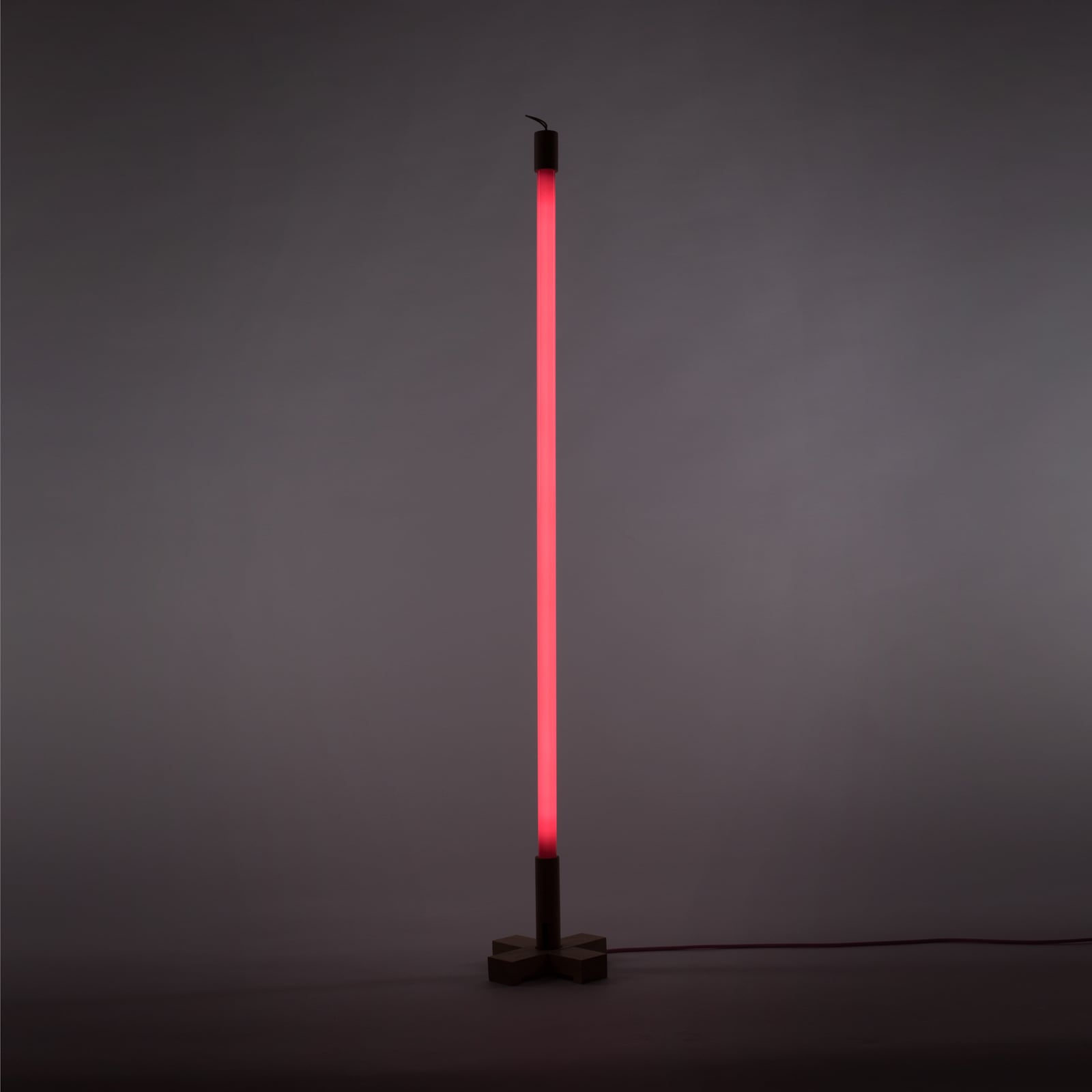 Detalj av LED lampe Linea rørformet glass/tre fuchsia 135 cm