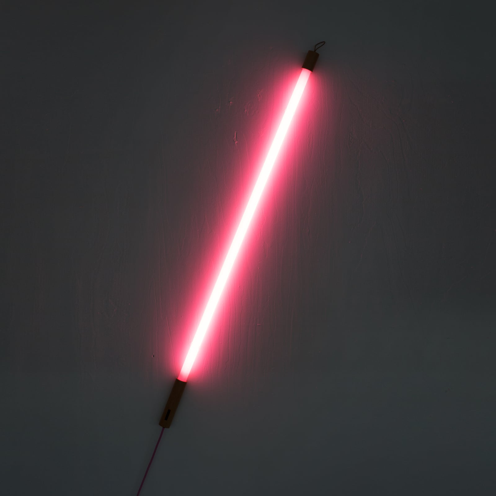 Montert LED lampe Linea rørformet glass/tre fuchsia 135 cm i rom