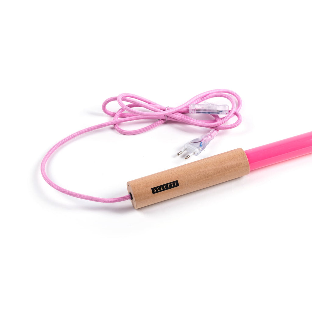 Nærbilde av treender på LED lampe Linea rørformet glass/tre fuchsia 135 cm
