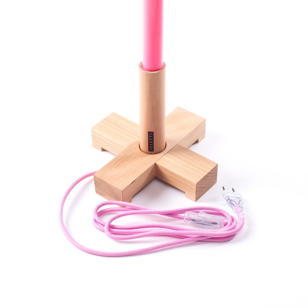 Oversikt av LED lampe Linea rørformet glass/tre fuchsia 135 cm