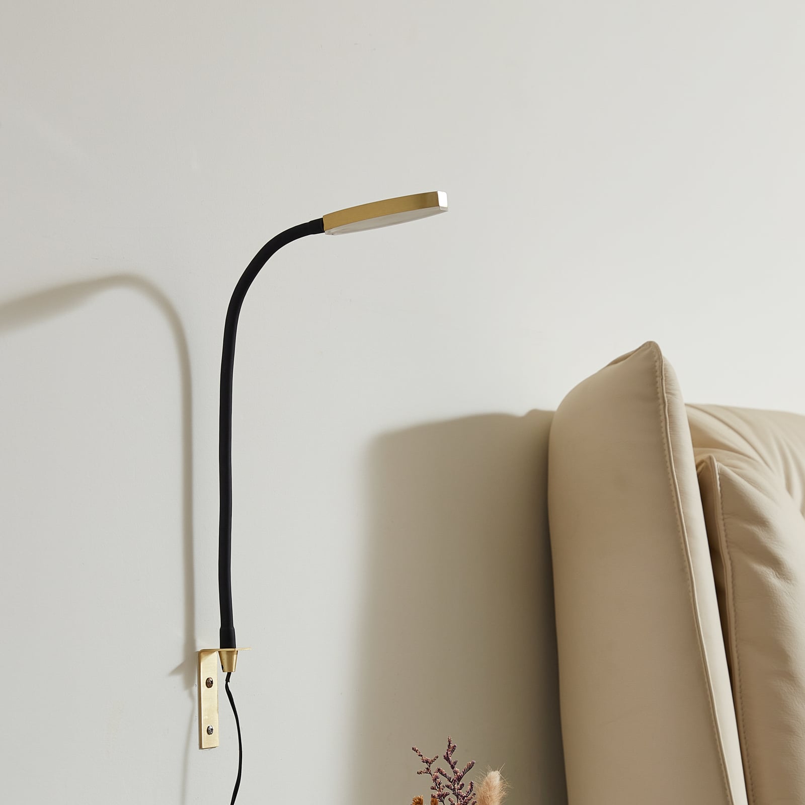 Bakside av LED leselampe Flexola med fleksarm dimbar messing/svart