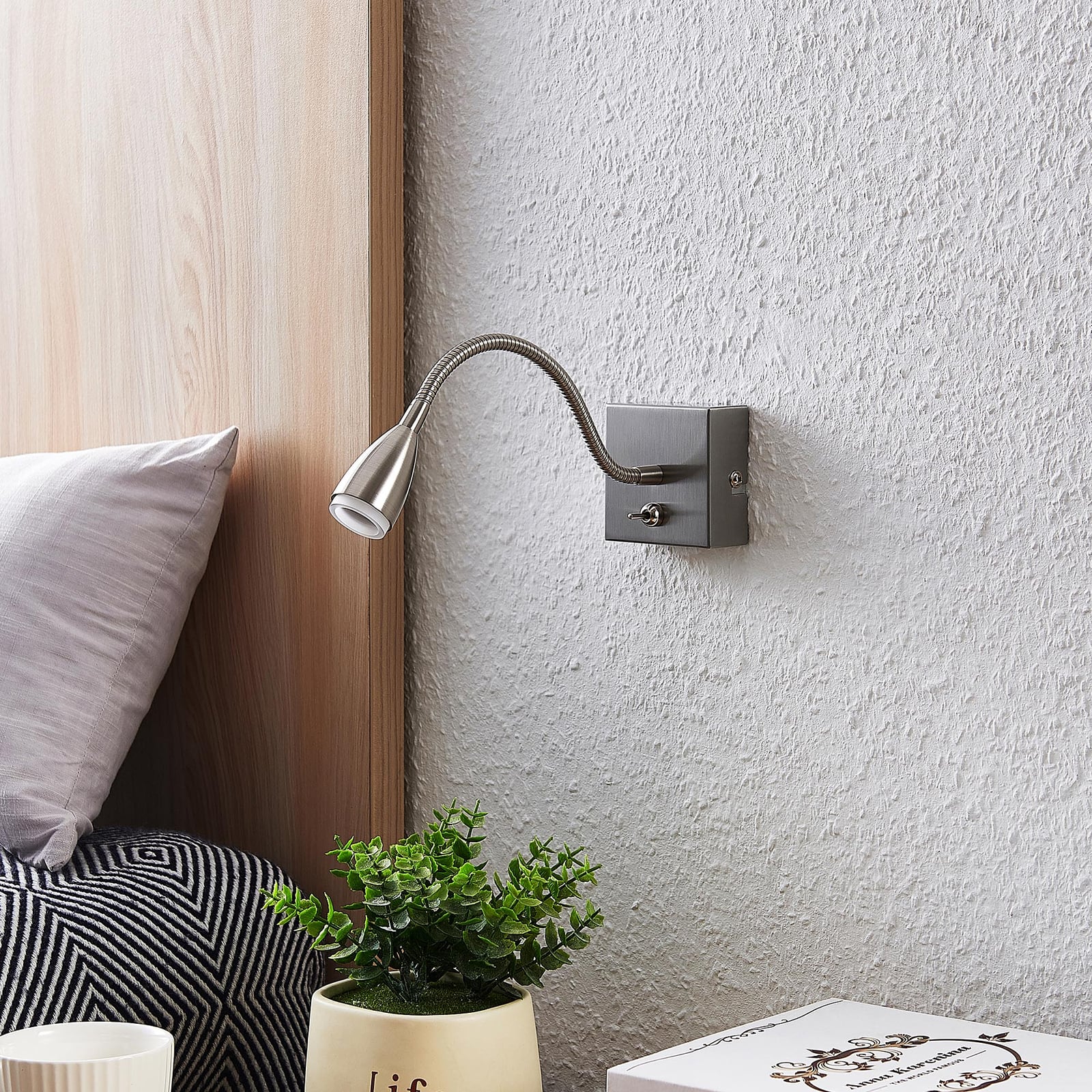 LED leselampe Jolka med bryter matt nikkel detalj av arm