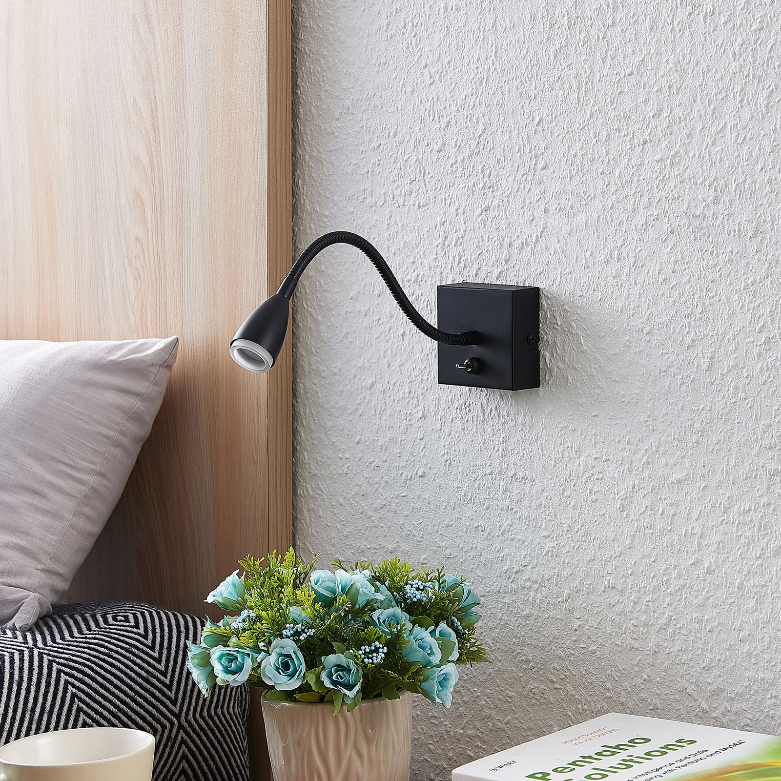 LED leselampe Jolka med bryter matt svart detalj av bryter