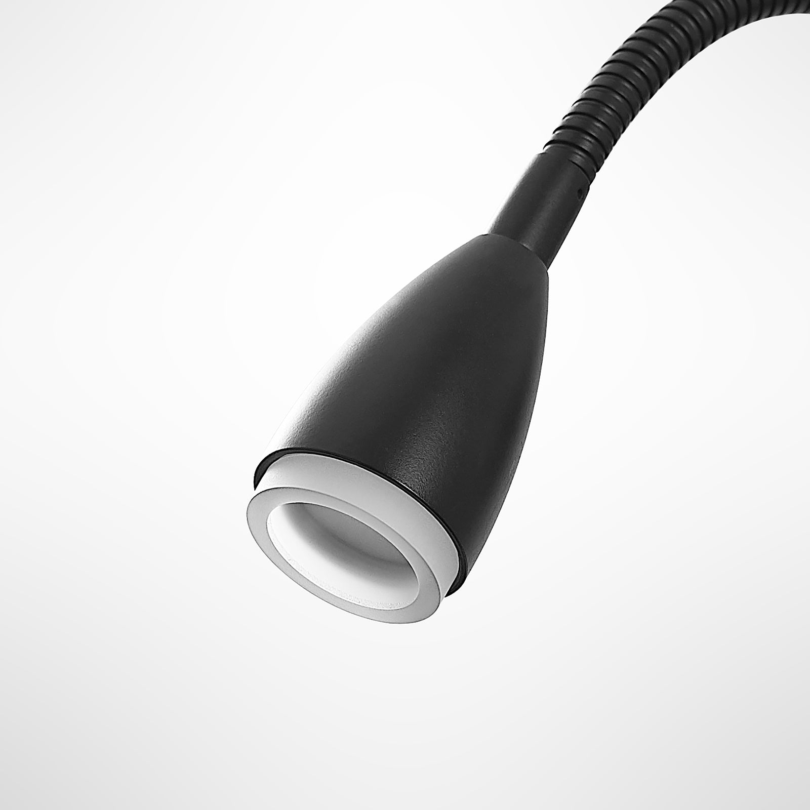 LED leselampe Jolka med bryter matt svart montert ved seng