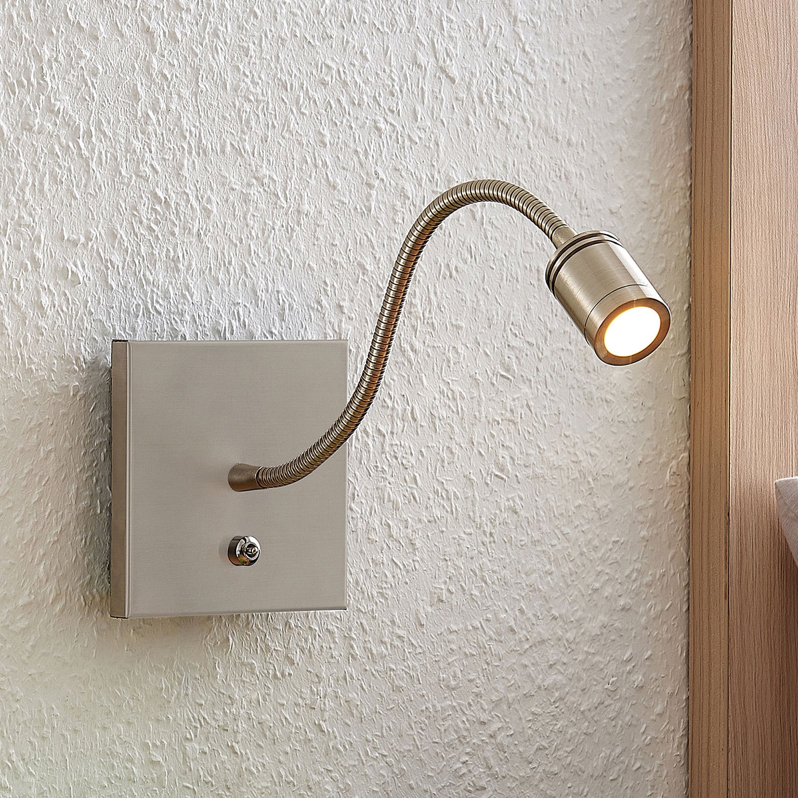 LED leselampe Legera matt nikkel med fleksarm sett forfra
