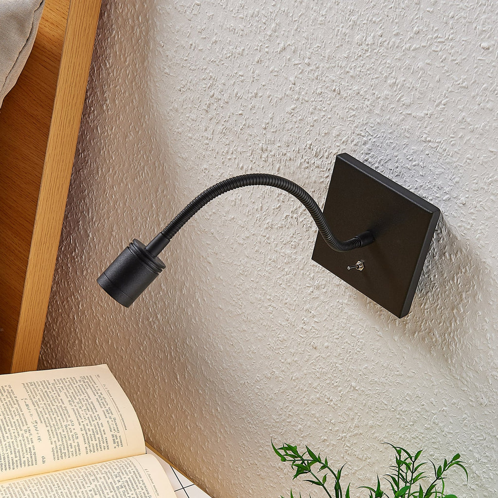 LED leselampe Mayar 2-pk svart med bryter montert ved seng