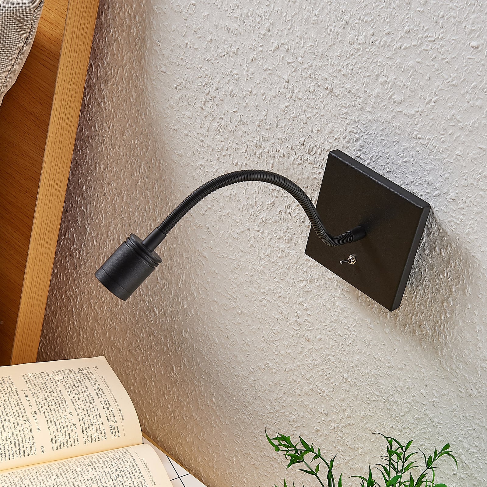 LED leselampe Mayar 2-pk svart med bryter montert ved seng