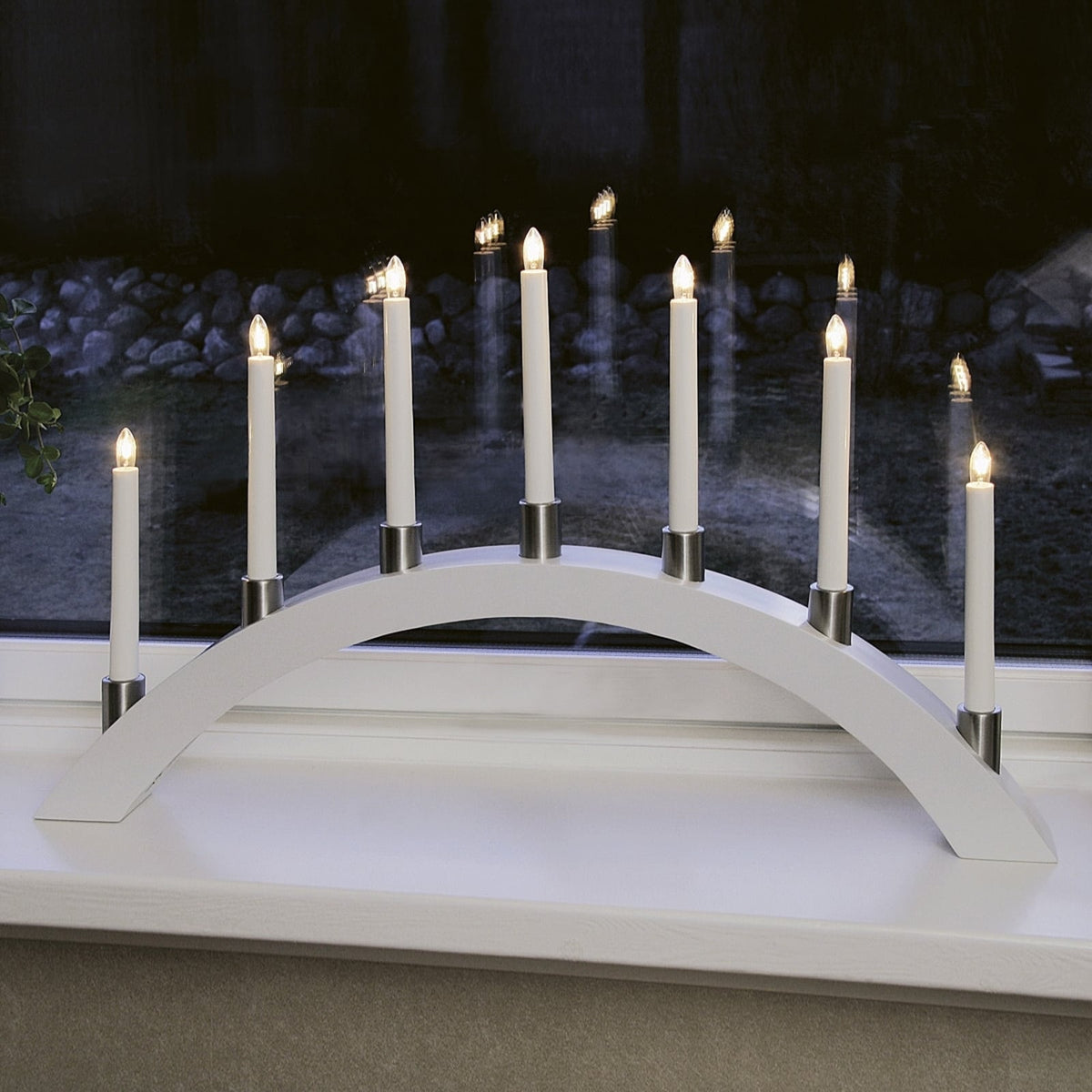 LED-lysbue Tall 7 lys tre/metall sølv 67 cm varmhvit montert i vindu