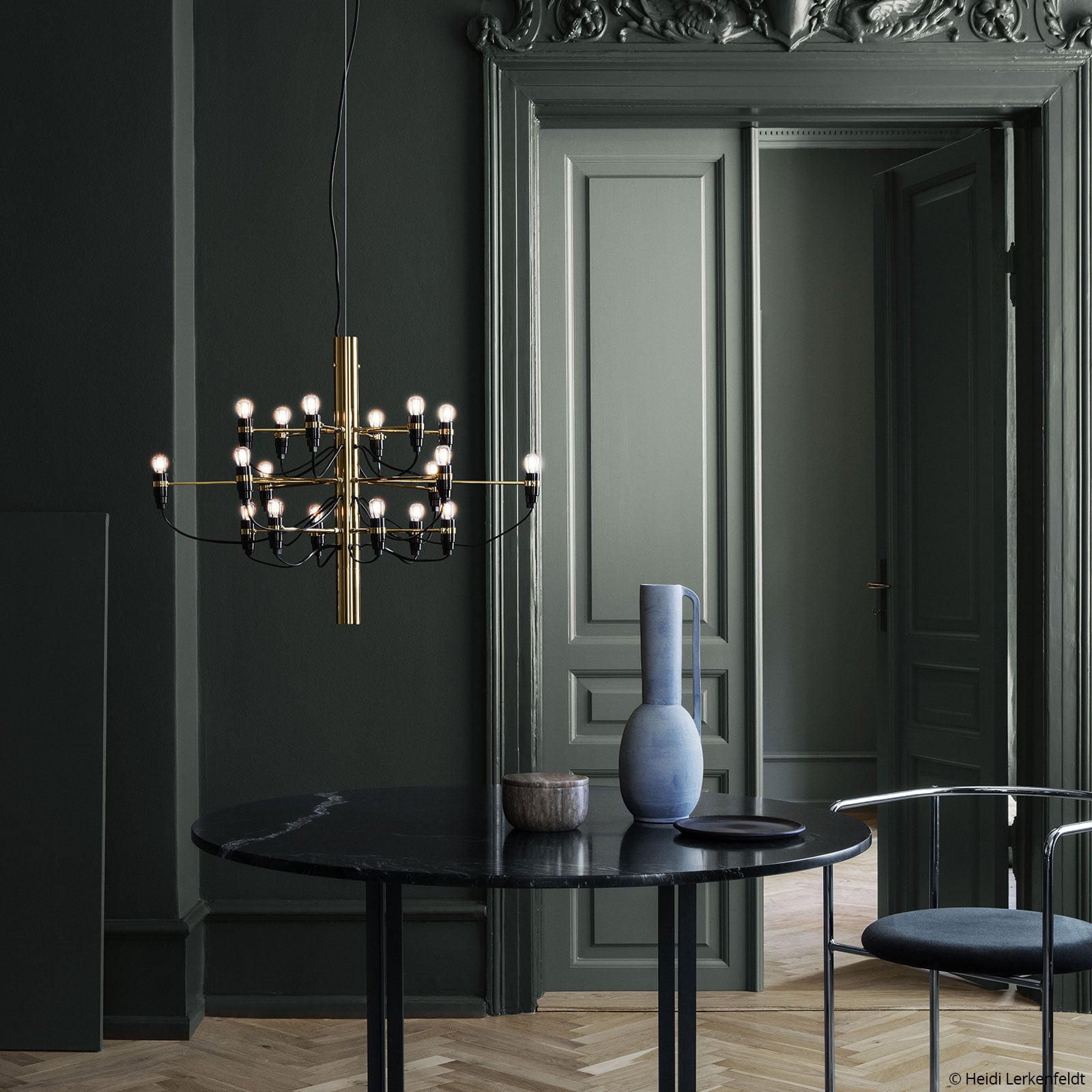LED lysekrone 2097/18 dimbar messing 2700K Ø69 cm nærbilde av LED-lys