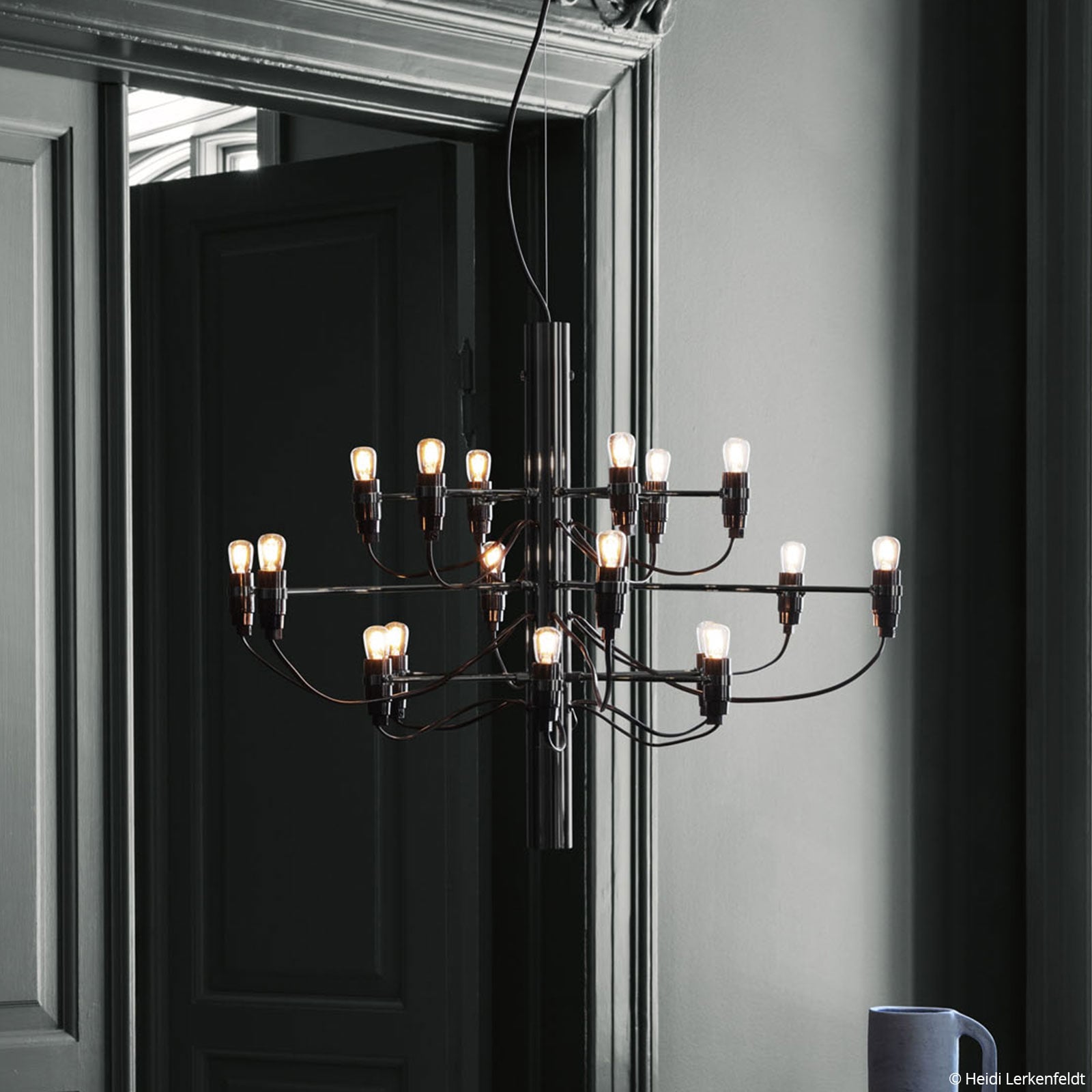LED lysekrone 2097/18 frostet svart detalj av arm