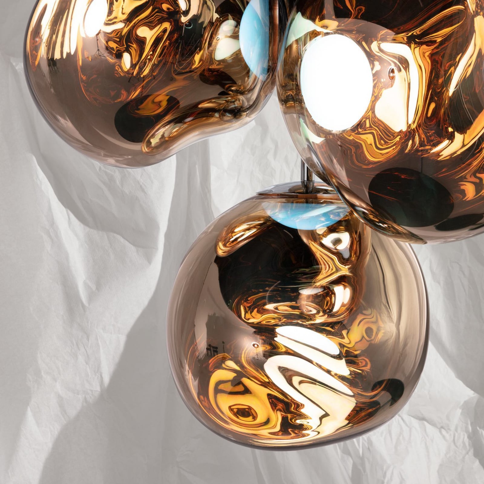 LED-lysekrone Melt Chandelier dimbar gull Ø98 cm montert i rom