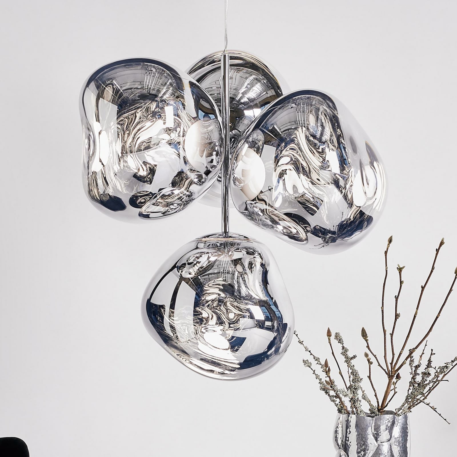 LED-lysekrone Melt Chandelier røykgrå forfra