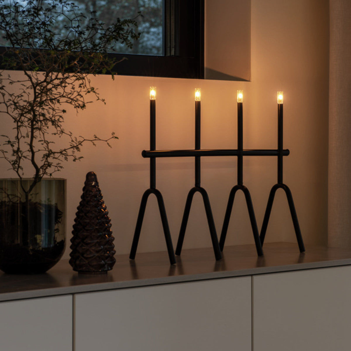 LED-lysestake 4-lys svart stål dimbar 39 cm detalj