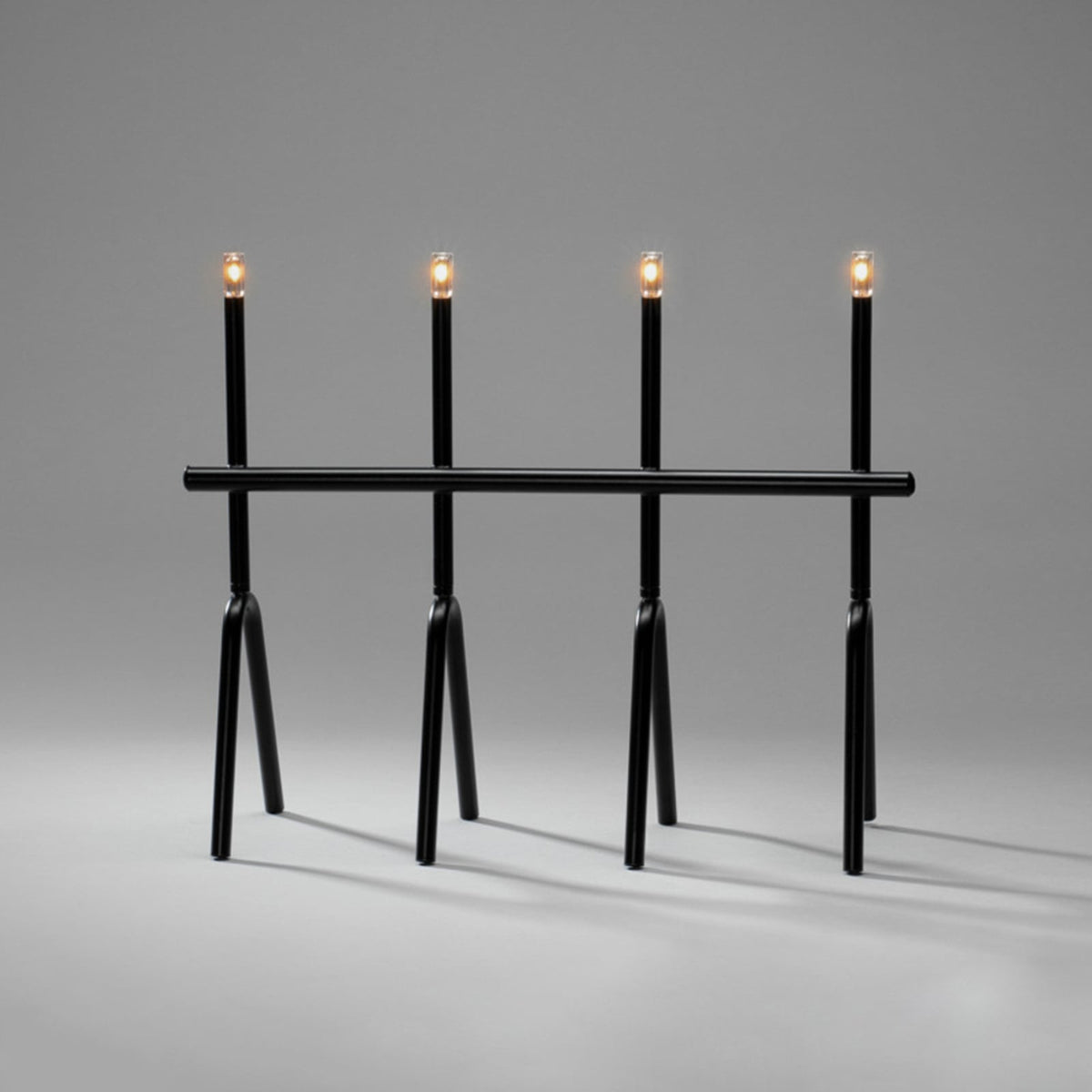 LED-lysestake 4-lys svart stål dimbar 39 cm forfra