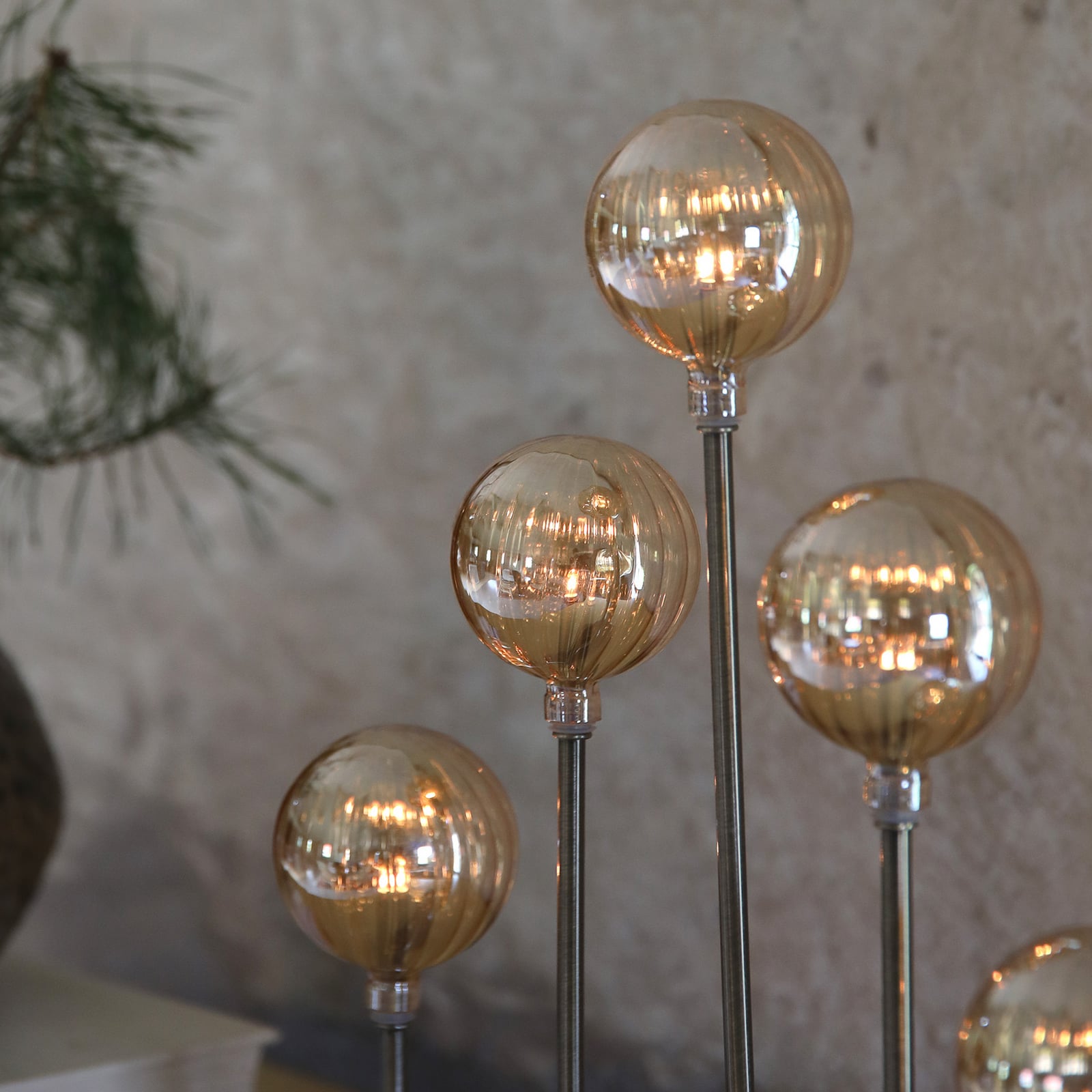 LED-lysestake Enys 5-armet messing og glass nærbilde detaljer