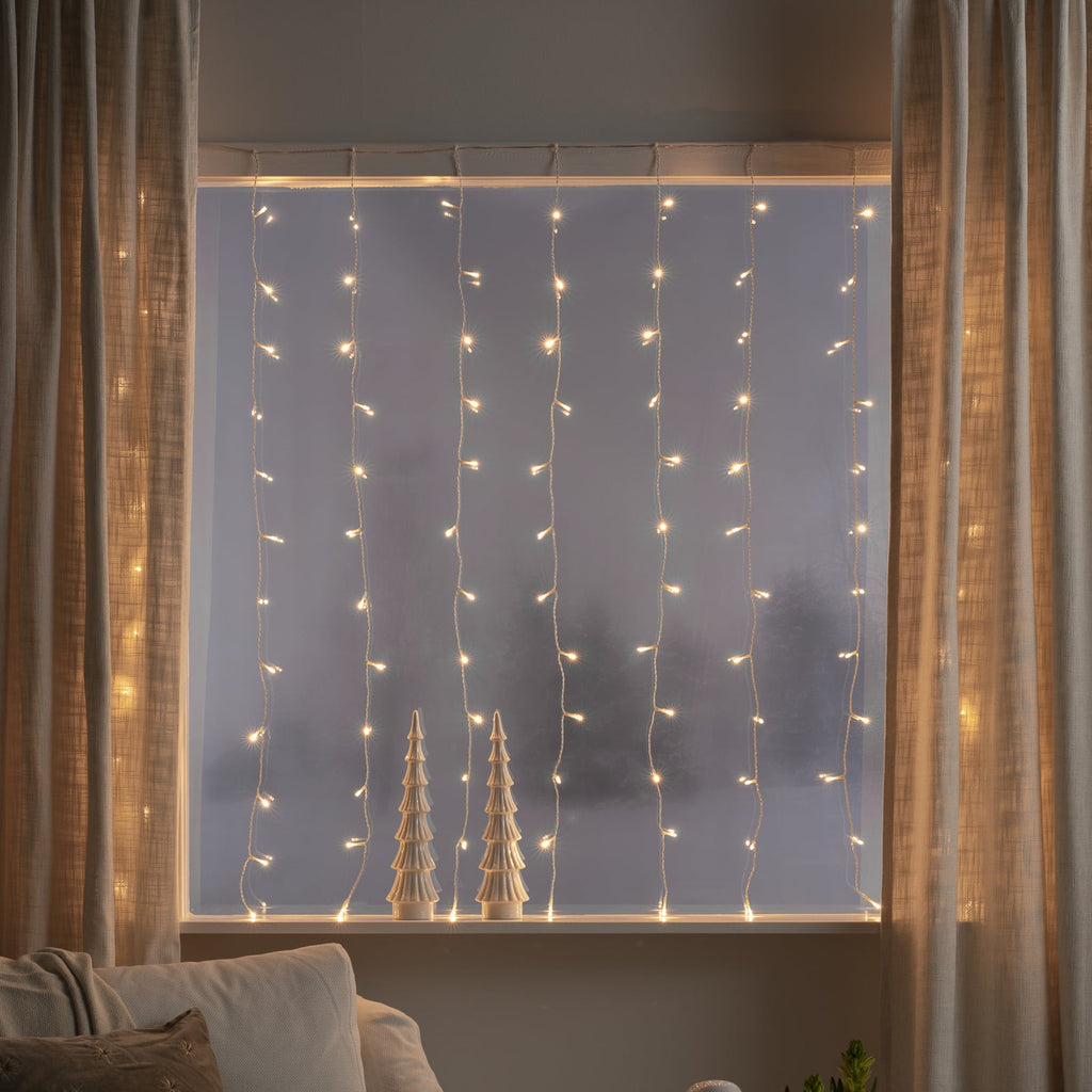 LED-lysgardin 120 LED varmhvit 140x120 cm - Konstsmide montert i vindu