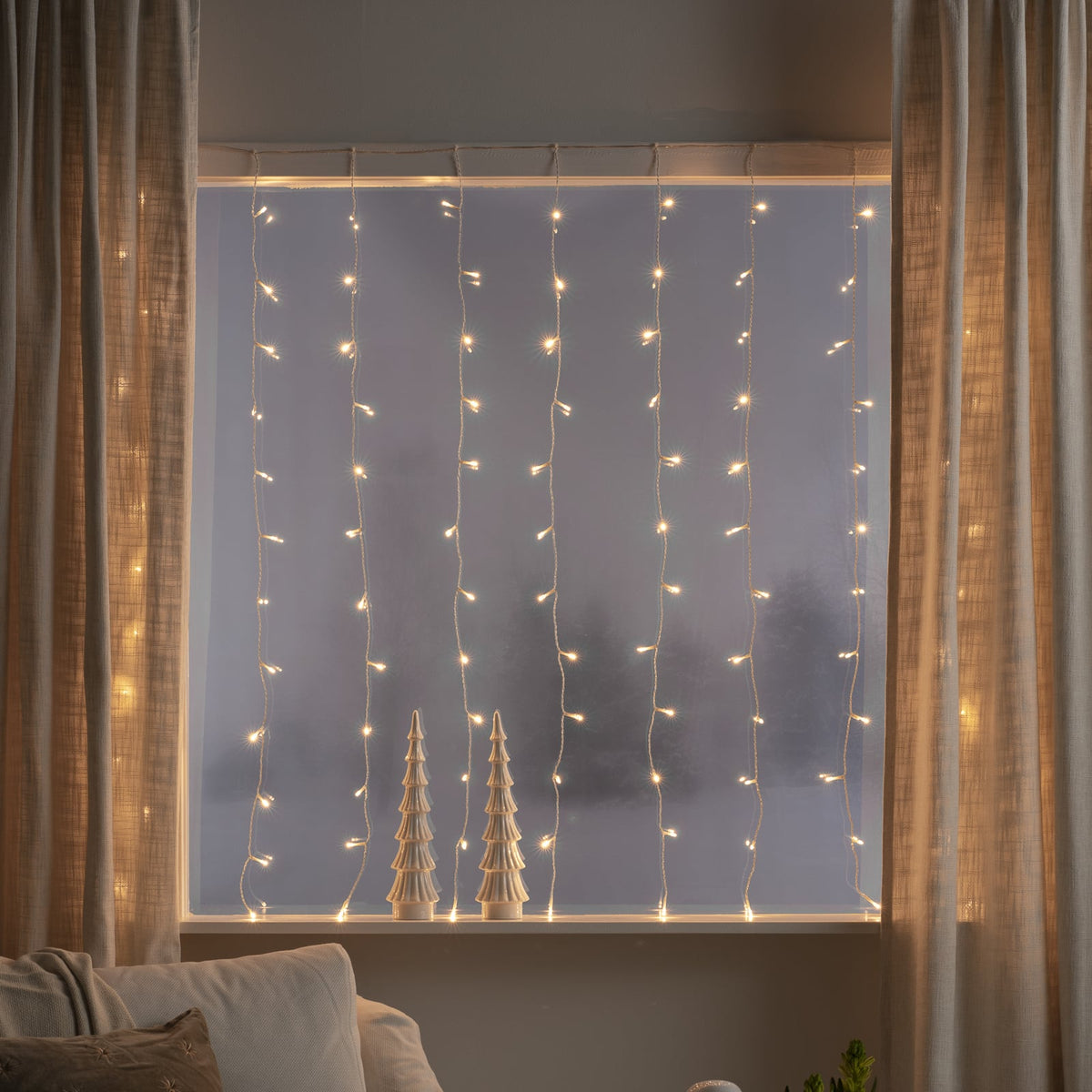 LED-lysgardin 120 LED varmhvit 140x120 cm - Konstsmide montert i vindu