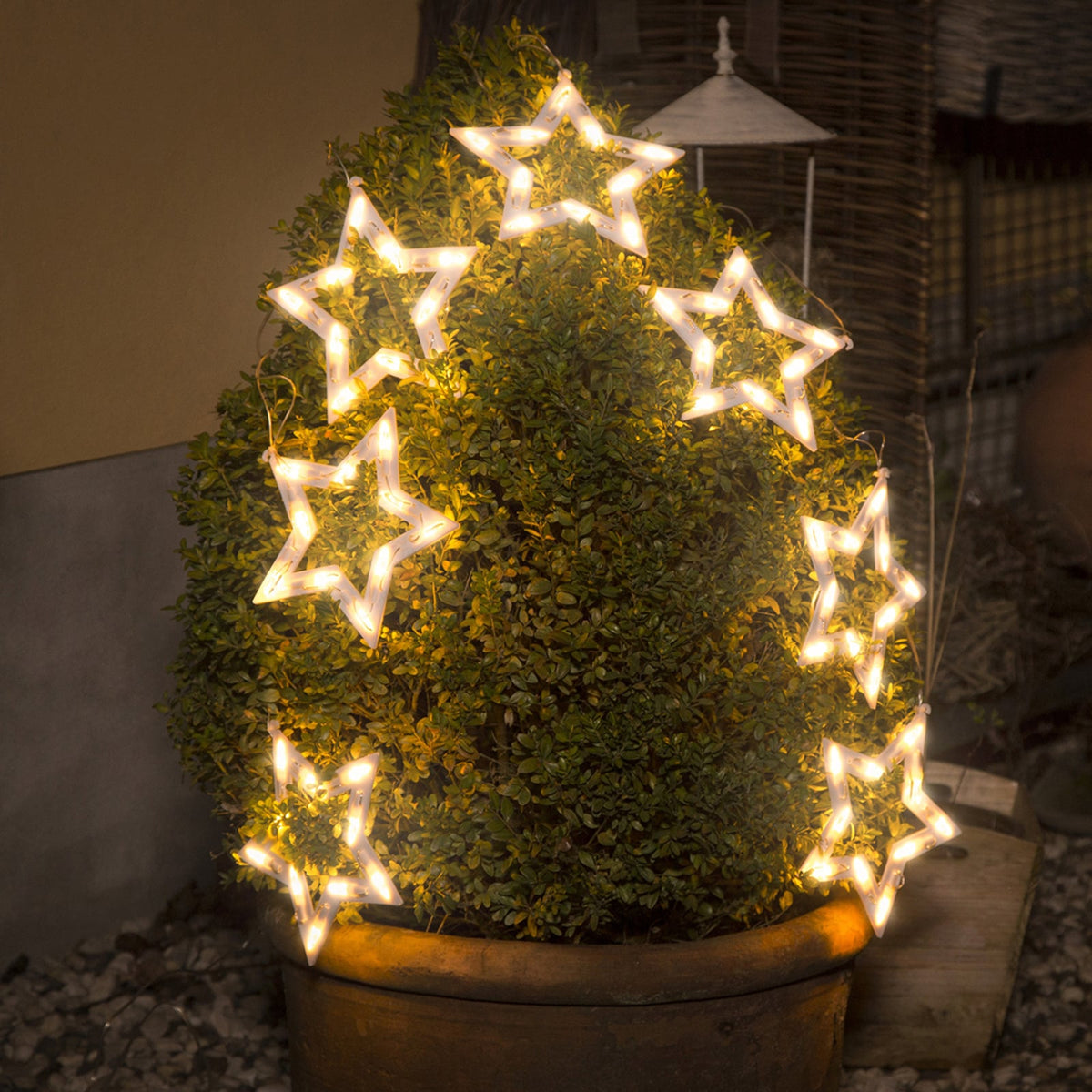 LED-lysgardin stjerner 70 lys 72x118 cm IP44 utendørs montert i hage