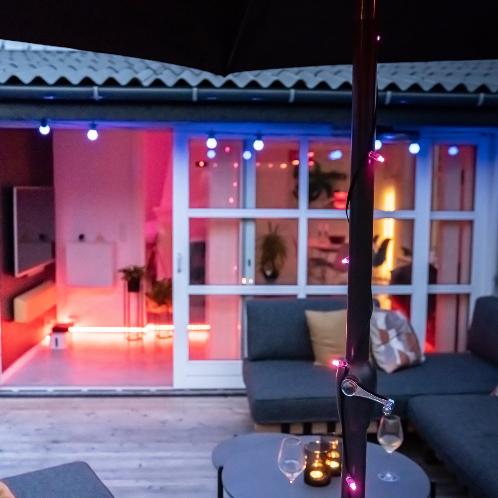 LED lyslenke 15 globe RGB dimbar IP65 WiFi 14 m montert i hage