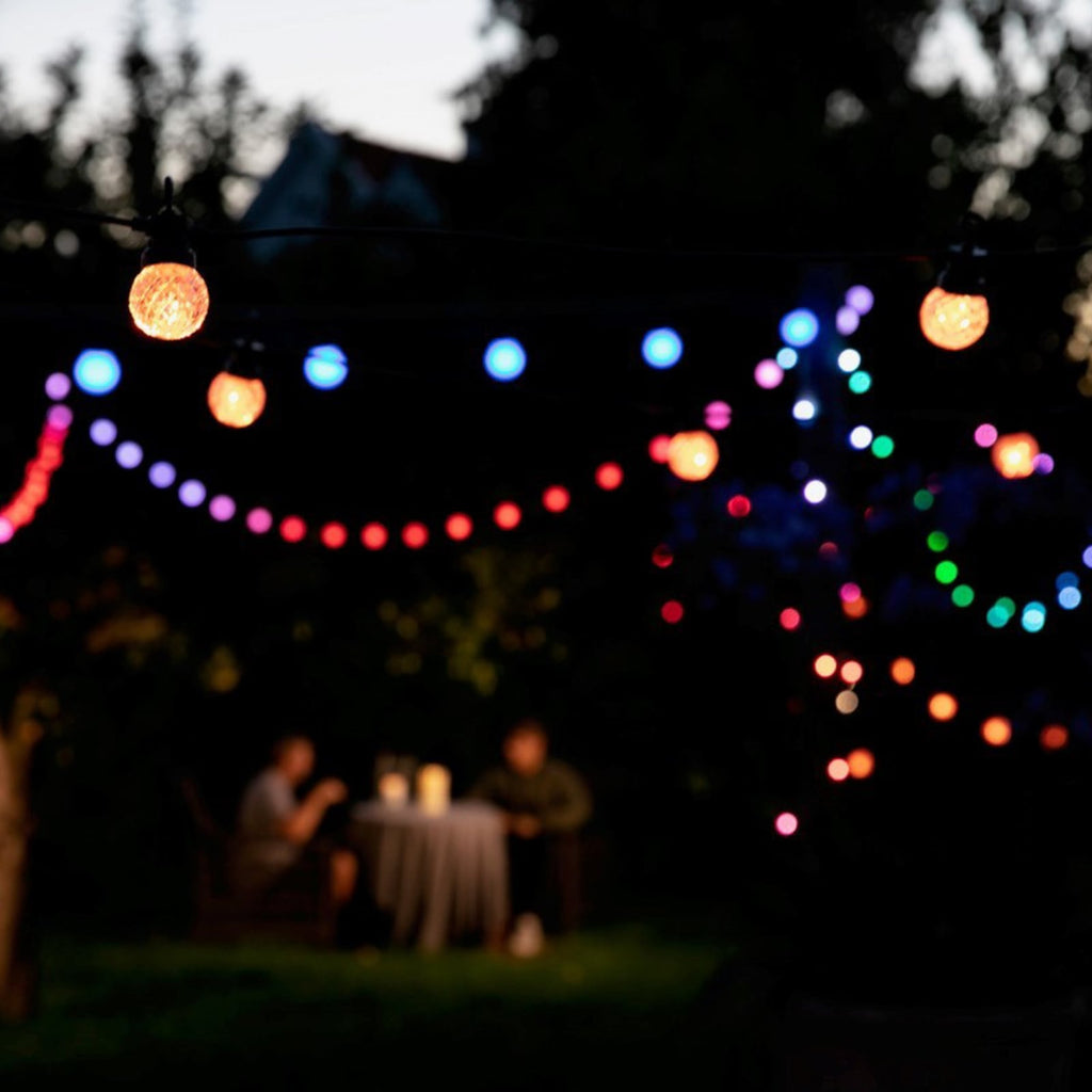 Detalj av LED-globelys på LED-lyslenke 25x globe fasettert 12 m RGB IP65 Lite Bulb Moments
