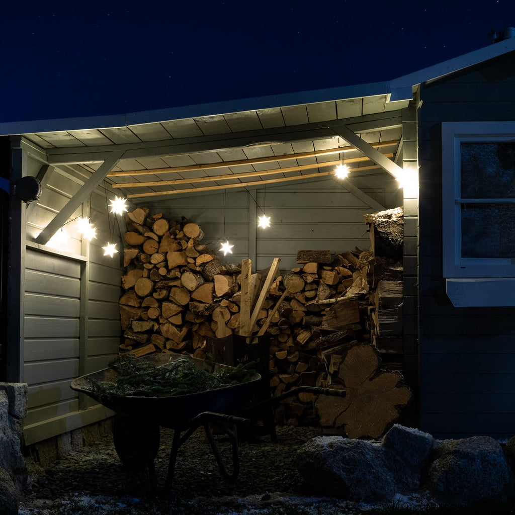 LED-lyslenke med 9 stjerner hvit IP44 800 cm - STERNTALER i bruk utendørs